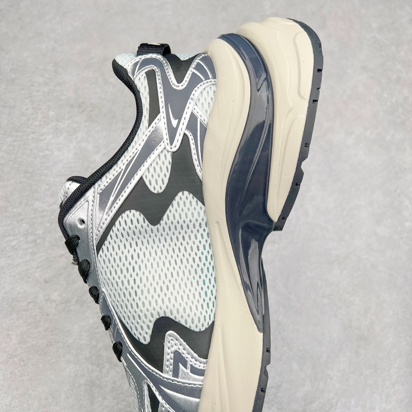 图片[7]-＃PB过验版 MLB New York Yankees Curve Runner 舒适百搭流浪鞋防滑耐磨低帮跑步鞋 Korea韩国联名NY美国榄球纽约洋基队限定 目前可过轻松秒过各类鉴定 能操作的私聊 韩国代购专供 左脚内置NFC感应 区别市面贴纸假芯片 MLB专用菱形双针中底布 重点细节中底布带注胶孔 原厂NFC感应吊牌 支持鉴定 一个两位数 原盒原标 全套原楦原纸板原厂数据开发 中韩文保养标贴 绿色防霉片 平台代购专供 独家一比一RB+MD组合大底 高频后跟小人Logo精准对位立体饱满 正确网布加超迁鞋面 转印中底走线紧密 转印Logo工艺表层防刮不掉色 尺码：35 36 36.5 37.5 38 38.5 39 40 40.5 41 42 42.5 43 44 44.5 45-选品中心