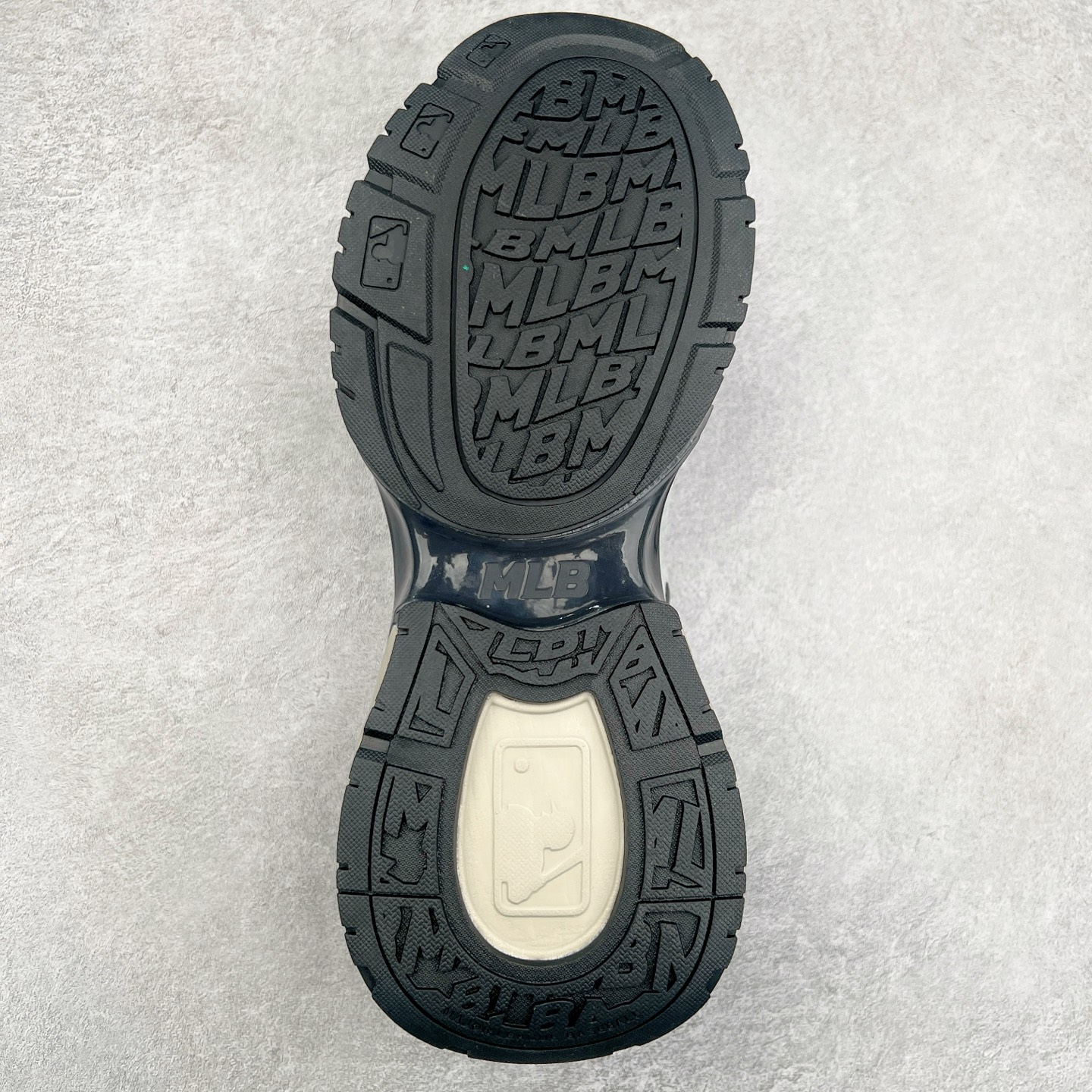 图片[9]-＃PB过验版 MLB New York Yankees Curve Runner 舒适百搭流浪鞋防滑耐磨低帮跑步鞋 Korea韩国联名NY美国榄球纽约洋基队限定 目前可过轻松秒过各类鉴定 能操作的私聊 韩国代购专供 左脚内置NFC感应 区别市面贴纸假芯片 MLB专用菱形双针中底布 重点细节中底布带注胶孔 原厂NFC感应吊牌 支持鉴定 一个两位数 原盒原标 全套原楦原纸板原厂数据开发 中韩文保养标贴 绿色防霉片 平台代购专供 独家一比一RB+MD组合大底 高频后跟小人Logo精准对位立体饱满 正确网布加超迁鞋面 转印中底走线紧密 转印Logo工艺表层防刮不掉色 尺码：35 36 36.5 37.5 38 38.5 39 40 40.5 41 42 42.5 43 44 44.5 45-选品中心