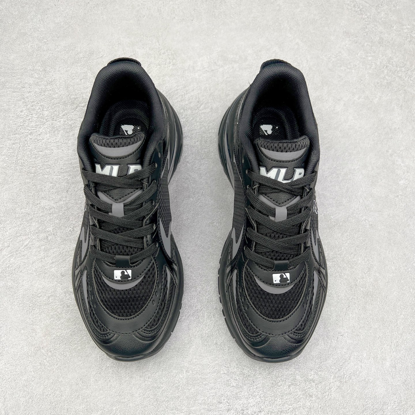 图片[2]-＃PB过验版 MLB New York Yankees Curve Runner 舒适百搭流浪鞋防滑耐磨低帮跑步鞋 Korea韩国联名NY美国榄球纽约洋基队限定 目前可过轻松秒过各类鉴定 能操作的私聊 韩国代购专供 左脚内置NFC感应 区别市面贴纸假芯片 MLB专用菱形双针中底布 重点细节中底布带注胶孔 原厂NFC感应吊牌 支持鉴定 一个两位数 原盒原标 全套原楦原纸板原厂数据开发 中韩文保养标贴 绿色防霉片 平台代购专供 独家一比一RB+MD组合大底 高频后跟小人Logo精准对位立体饱满 正确网布加超迁鞋面 转印中底走线紧密 转印Logo工艺表层防刮不掉色 尺码：35 36 36.5 37.5 38 38.5 39 40 40.5 41 42 42.5 43 44 44.5 45-选品中心