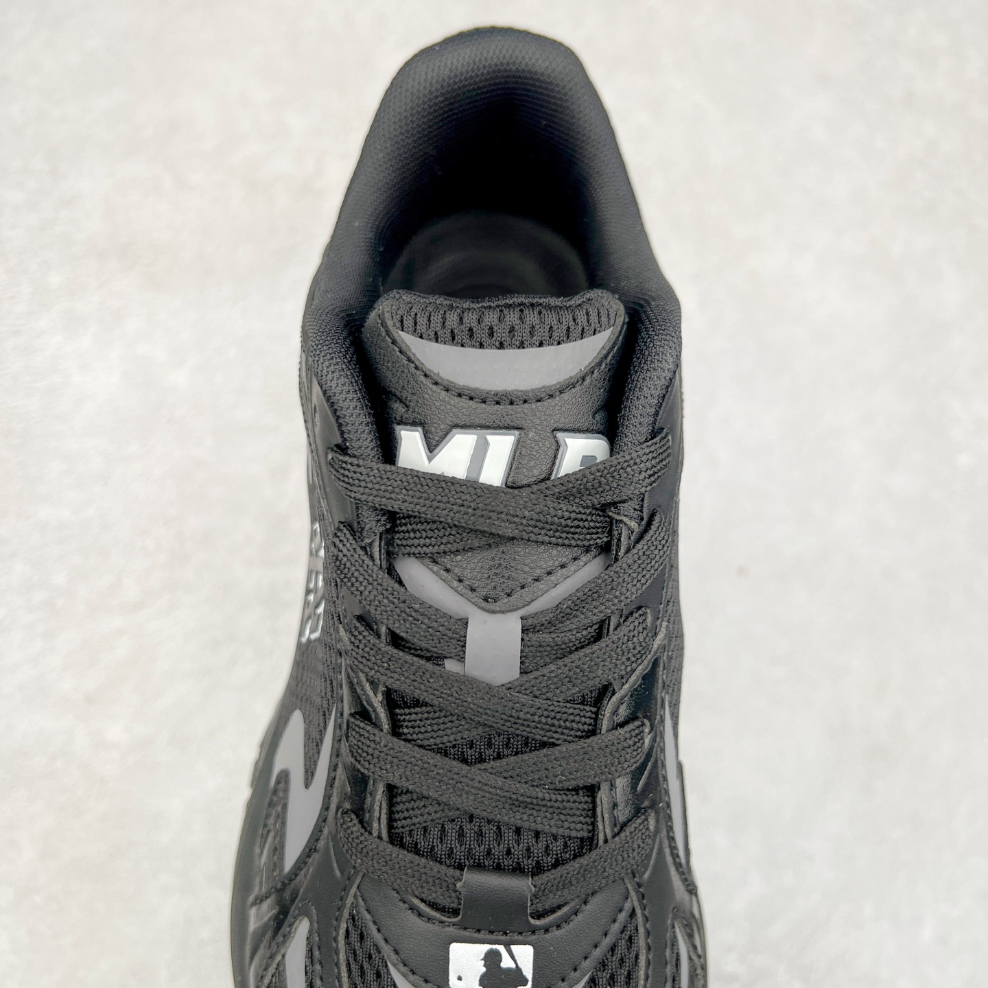 图片[5]-＃PB过验版 MLB New York Yankees Curve Runner 舒适百搭流浪鞋防滑耐磨低帮跑步鞋 Korea韩国联名NY美国榄球纽约洋基队限定 目前可过轻松秒过各类鉴定 能操作的私聊 韩国代购专供 左脚内置NFC感应 区别市面贴纸假芯片 MLB专用菱形双针中底布 重点细节中底布带注胶孔 原厂NFC感应吊牌 支持鉴定 一个两位数 原盒原标 全套原楦原纸板原厂数据开发 中韩文保养标贴 绿色防霉片 平台代购专供 独家一比一RB+MD组合大底 高频后跟小人Logo精准对位立体饱满 正确网布加超迁鞋面 转印中底走线紧密 转印Logo工艺表层防刮不掉色 尺码：35 36 36.5 37.5 38 38.5 39 40 40.5 41 42 42.5 43 44 44.5 45-选品中心