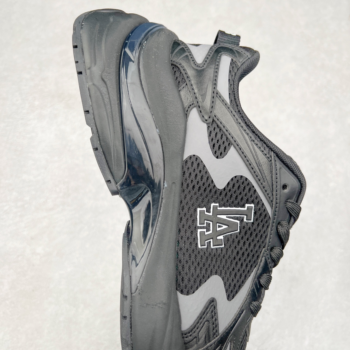 图片[6]-＃PB过验版 MLB New York Yankees Curve Runner 舒适百搭流浪鞋防滑耐磨低帮跑步鞋 Korea韩国联名NY美国榄球纽约洋基队限定 目前可过轻松秒过各类鉴定 能操作的私聊 韩国代购专供 左脚内置NFC感应 区别市面贴纸假芯片 MLB专用菱形双针中底布 重点细节中底布带注胶孔 原厂NFC感应吊牌 支持鉴定 一个两位数 原盒原标 全套原楦原纸板原厂数据开发 中韩文保养标贴 绿色防霉片 平台代购专供 独家一比一RB+MD组合大底 高频后跟小人Logo精准对位立体饱满 正确网布加超迁鞋面 转印中底走线紧密 转印Logo工艺表层防刮不掉色 尺码：35 36 36.5 37.5 38 38.5 39 40 40.5 41 42 42.5 43 44 44.5 45-选品中心