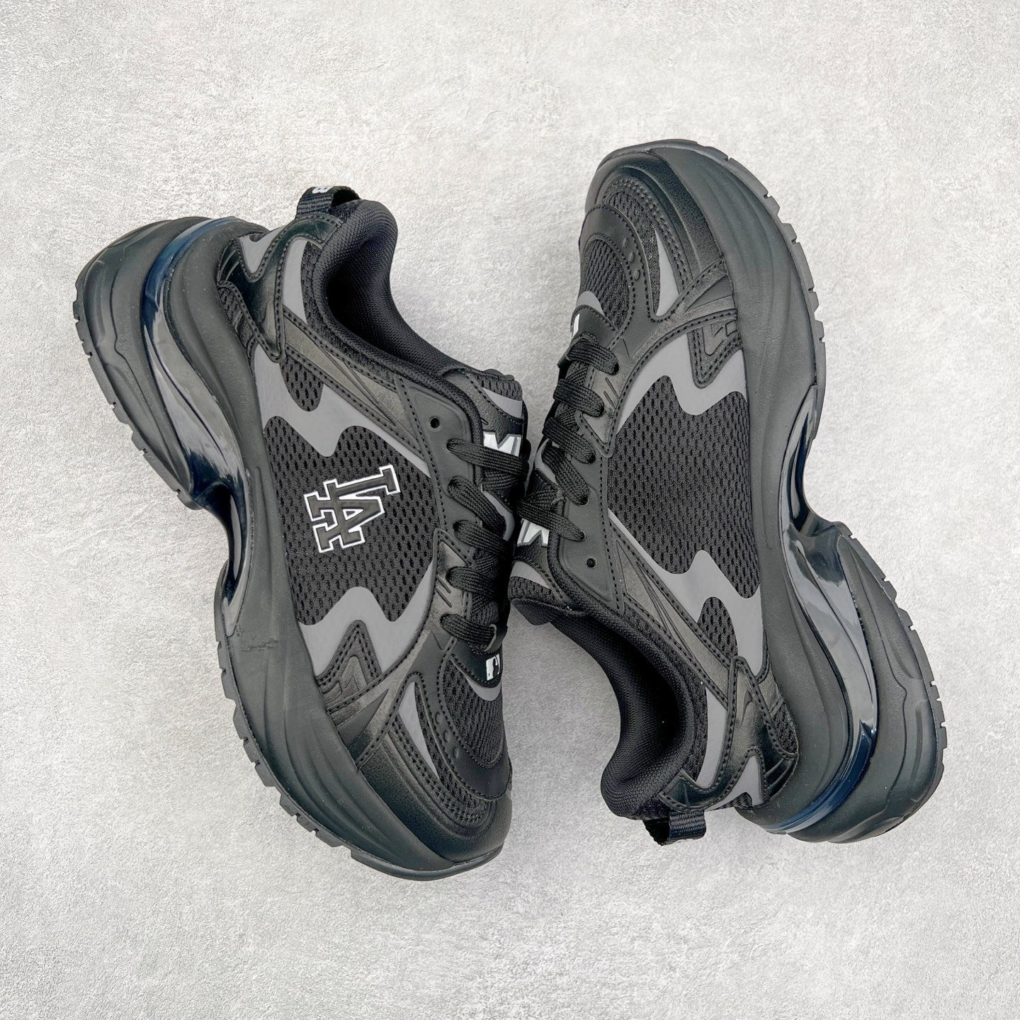 图片[3]-＃PB过验版 MLB New York Yankees Curve Runner 舒适百搭流浪鞋防滑耐磨低帮跑步鞋 Korea韩国联名NY美国榄球纽约洋基队限定 目前可过轻松秒过各类鉴定 能操作的私聊 韩国代购专供 左脚内置NFC感应 区别市面贴纸假芯片 MLB专用菱形双针中底布 重点细节中底布带注胶孔 原厂NFC感应吊牌 支持鉴定 一个两位数 原盒原标 全套原楦原纸板原厂数据开发 中韩文保养标贴 绿色防霉片 平台代购专供 独家一比一RB+MD组合大底 高频后跟小人Logo精准对位立体饱满 正确网布加超迁鞋面 转印中底走线紧密 转印Logo工艺表层防刮不掉色 尺码：35 36 36.5 37.5 38 38.5 39 40 40.5 41 42 42.5 43 44 44.5 45-选品中心