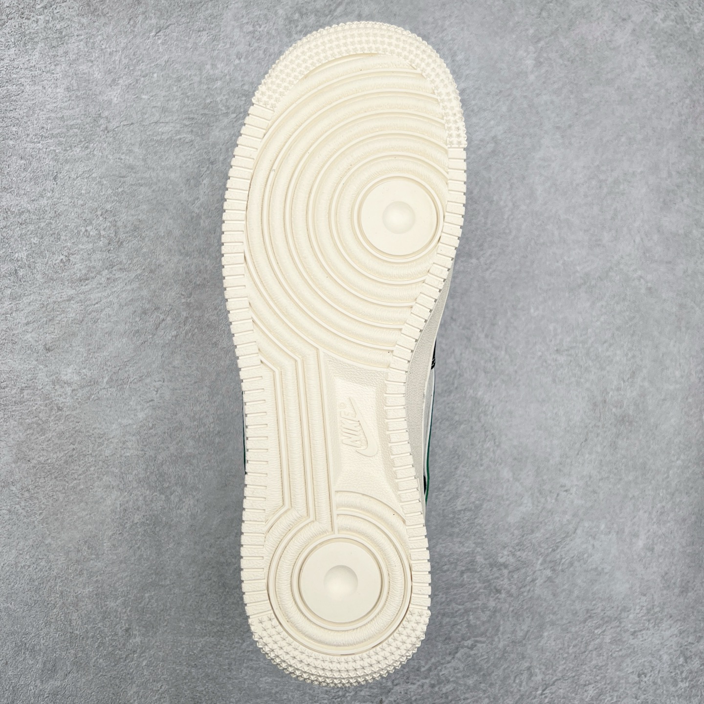 图片[9]-NK Air Force 1´07 Low 空军一号低帮百搭休闲运动板鞋 SJ1198-110 柔软、弹性十足的缓震性能和出色的中底设计 横跨复古与现代的外型结合 造就出风靡全球 三十多年的Force 1 直到今天还深受青睐 尺码：36 36.5 37.5 38 38.5 39 40 40.5 41 42 42.5 43 44 44.5 45-选品中心