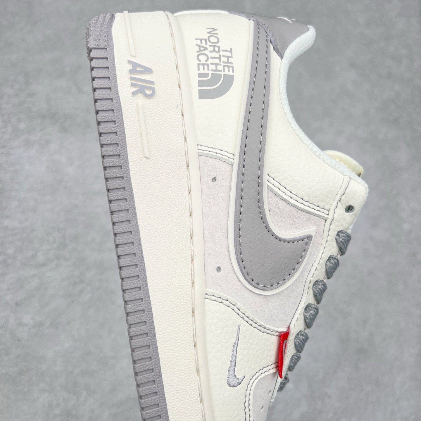 图片[6]-NK Air Force 1´07 Low 空军一号低帮百搭休闲运动板鞋 BB7518-009 柔软、弹性十足的缓震性能和出色的中底设计 横跨复古与现代的外型结合 造就出风靡全球 三十多年的Force 1 直到今天还深受青睐 尺码：36 36.5 37.5 38 38.5 39 40 40.5 41 42 42.5 43 44 44.5 45-选品中心