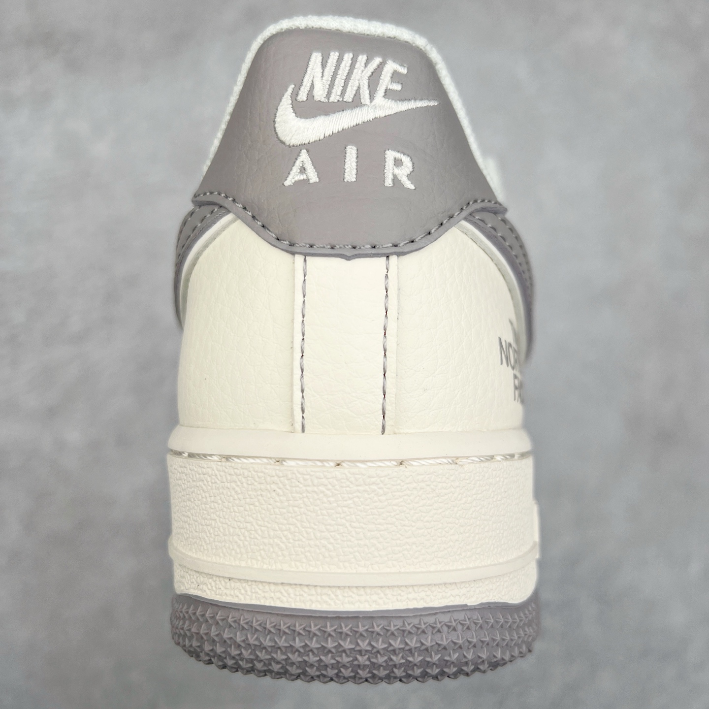 图片[8]-NK Air Force 1´07 Low 空军一号低帮百搭休闲运动板鞋 BB7518-009 柔软、弹性十足的缓震性能和出色的中底设计 横跨复古与现代的外型结合 造就出风靡全球 三十多年的Force 1 直到今天还深受青睐 尺码：36 36.5 37.5 38 38.5 39 40 40.5 41 42 42.5 43 44 44.5 45-选品中心