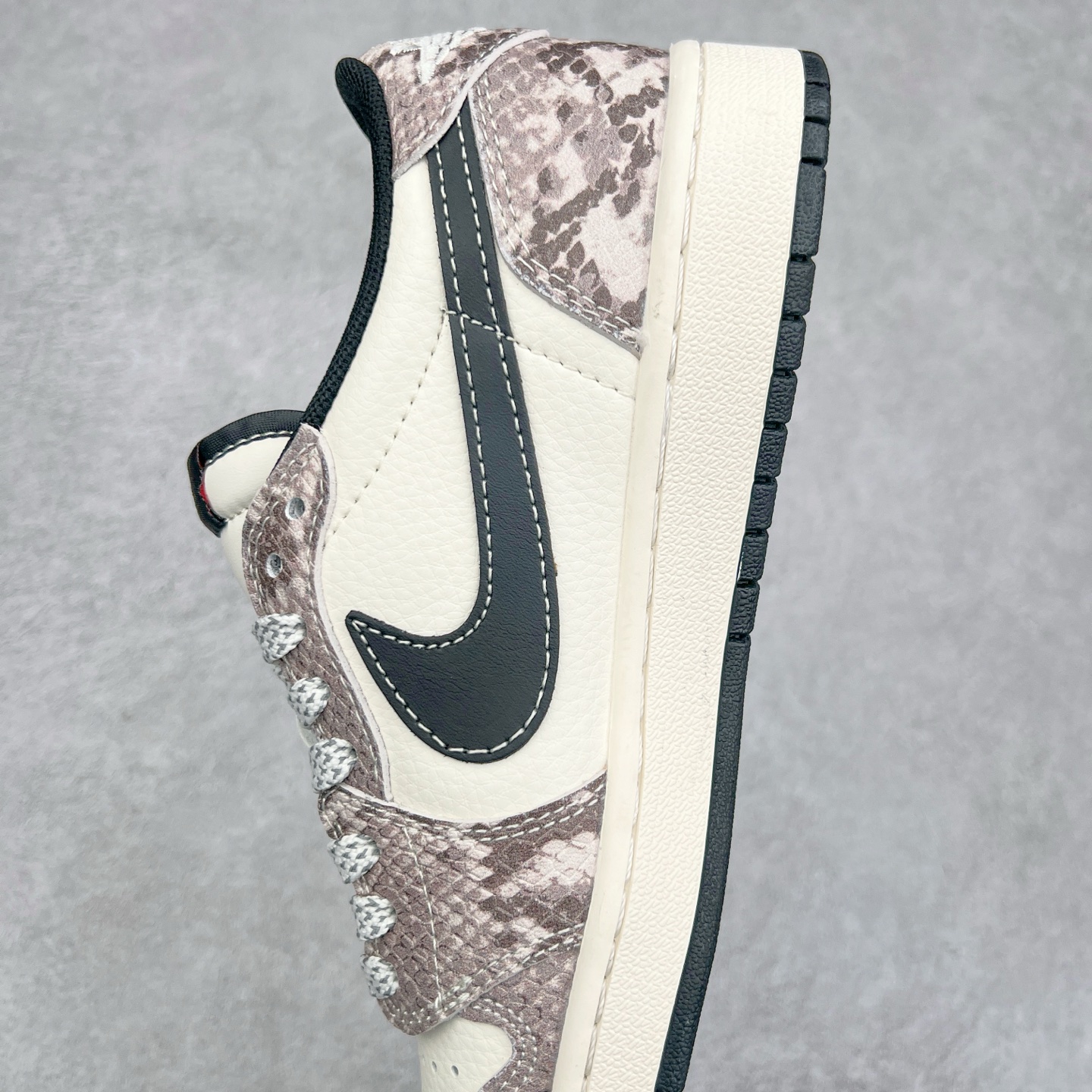 图片[7]-TS x Air Jordan AJ1 Low 倒钩低帮联名定制配色 XX3318-518 原厂内置气垫魔块 A模大底 头层小牛皮 鞋舌AJ原厂专用牛津布+AJ专用反口珍珠布+原厂无杂质高弹内里海棉+特殊封边弹力鞋带 尺码：36 36.5 37.5 38 38.5 39 40 40.5 41 42 42.5 43 44 44.5 45 46 47.5-选品中心