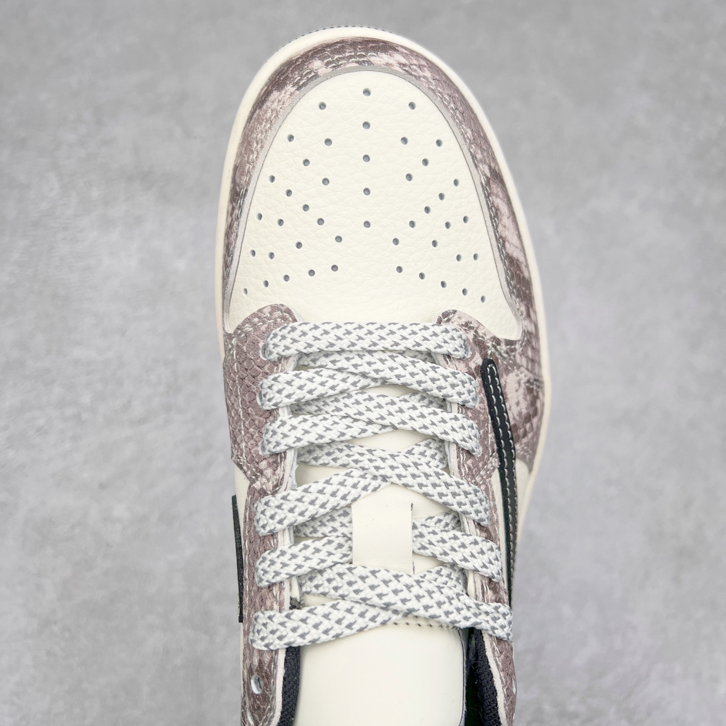 图片[4]-TS x Air Jordan AJ1 Low 倒钩低帮联名定制配色 XX3318-518 原厂内置气垫魔块 A模大底 头层小牛皮 鞋舌AJ原厂专用牛津布+AJ专用反口珍珠布+原厂无杂质高弹内里海棉+特殊封边弹力鞋带 尺码：36 36.5 37.5 38 38.5 39 40 40.5 41 42 42.5 43 44 44.5 45 46 47.5-选品中心