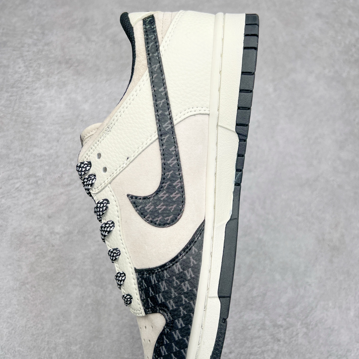 图片[7]-NK Dunk Low 定制配色 DJ2024-121 大厂出品 极力推荐 原装头层材料 独家版型蒸餾加工帶來的是更好的视觉和脚感体验大厂纯原品质出货 清洁度 电绣工艺 皮料切割干净无任何毛边 细节完美 尺码：36 36.5 37.5 38 38.5 39 40 40.5 41 42 42.5 43 44 44.5 45-选品中心