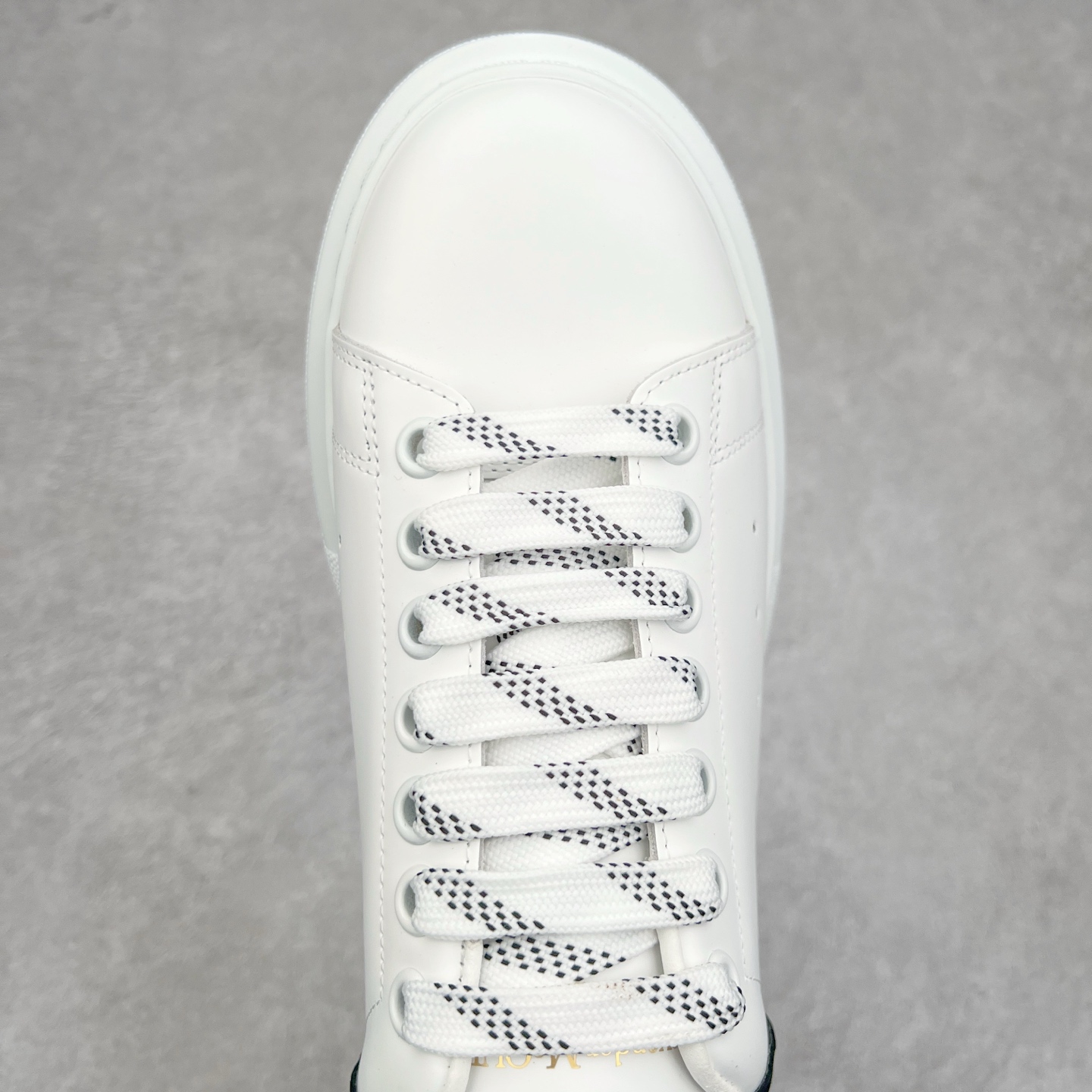 图片[4]-Alexander McQueen/亚历山大麦昆经典松糕鞋厚底增高小白鞋 增高效果7CM 最经典简约百搭的小白鞋没有之一 官方2023版最新细节 意大利进口原厂开边珠抗裂头层牛皮 表层面皮带凸起不规则小漆点 升级进口牛皮内里加PU鞋垫 区别市面旧版国产丝光绸鞋面加小羊皮内里 成本单价回弹度性耐磨性不在一个级别 E厂钢印烫金中底版细节 注意此代工厂出品没有带固特异钉子 最完美的增高百搭小白鞋 全套原版包装 配件齐全 官方一致 凹凸定制正品原盒包装 定制蓝色得物纸盒外包装加固 尺码：35 36 37 38 39 40 41 42 43 44 45-选品中心