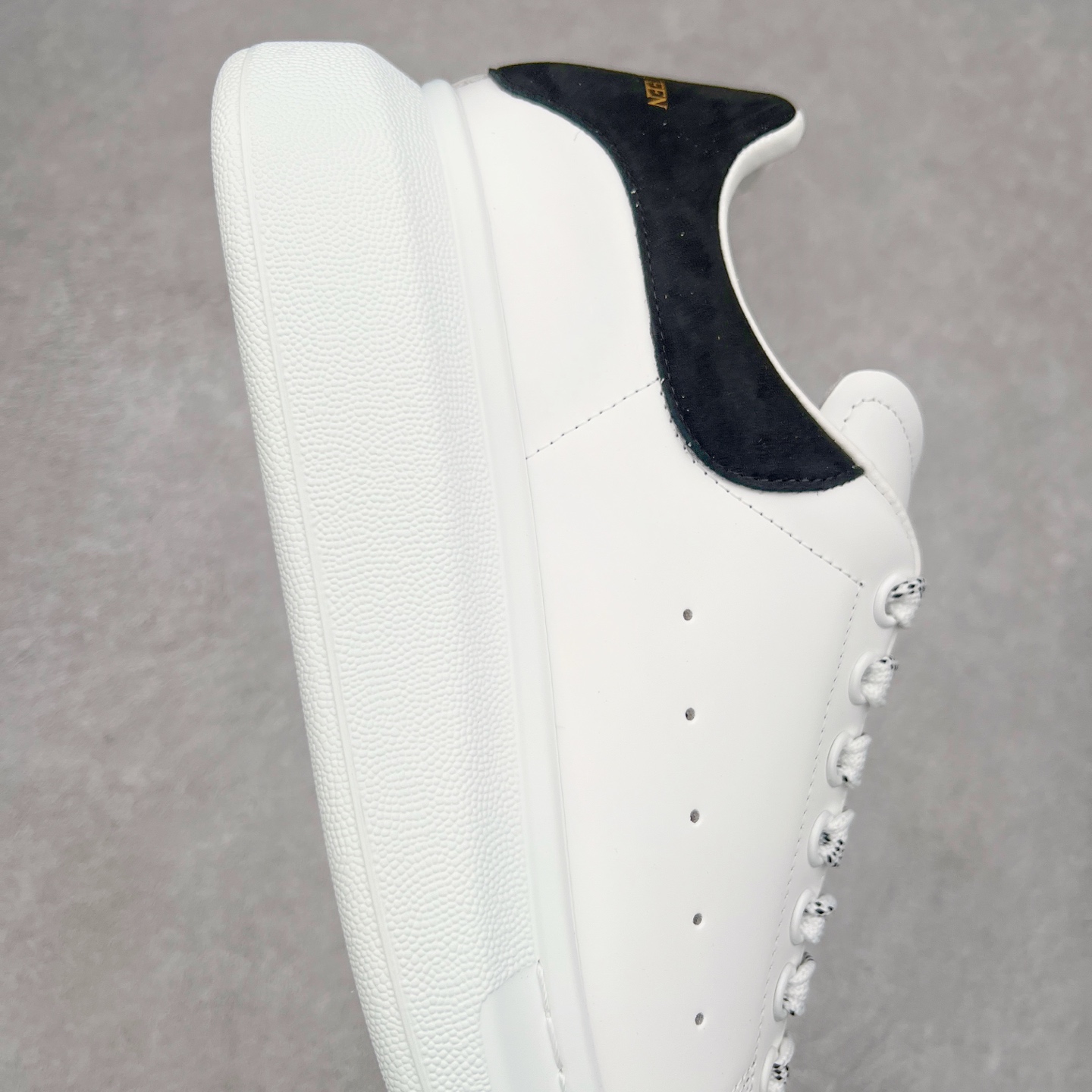 图片[6]-Alexander McQueen/亚历山大麦昆经典松糕鞋厚底增高小白鞋 增高效果7CM 最经典简约百搭的小白鞋没有之一 官方2023版最新细节 意大利进口原厂开边珠抗裂头层牛皮 表层面皮带凸起不规则小漆点 升级进口牛皮内里加PU鞋垫 区别市面旧版国产丝光绸鞋面加小羊皮内里 成本单价回弹度性耐磨性不在一个级别 E厂钢印烫金中底版细节 注意此代工厂出品没有带固特异钉子 最完美的增高百搭小白鞋 全套原版包装 配件齐全 官方一致 凹凸定制正品原盒包装 定制蓝色得物纸盒外包装加固 尺码：35 36 37 38 39 40 41 42 43 44 45-选品中心