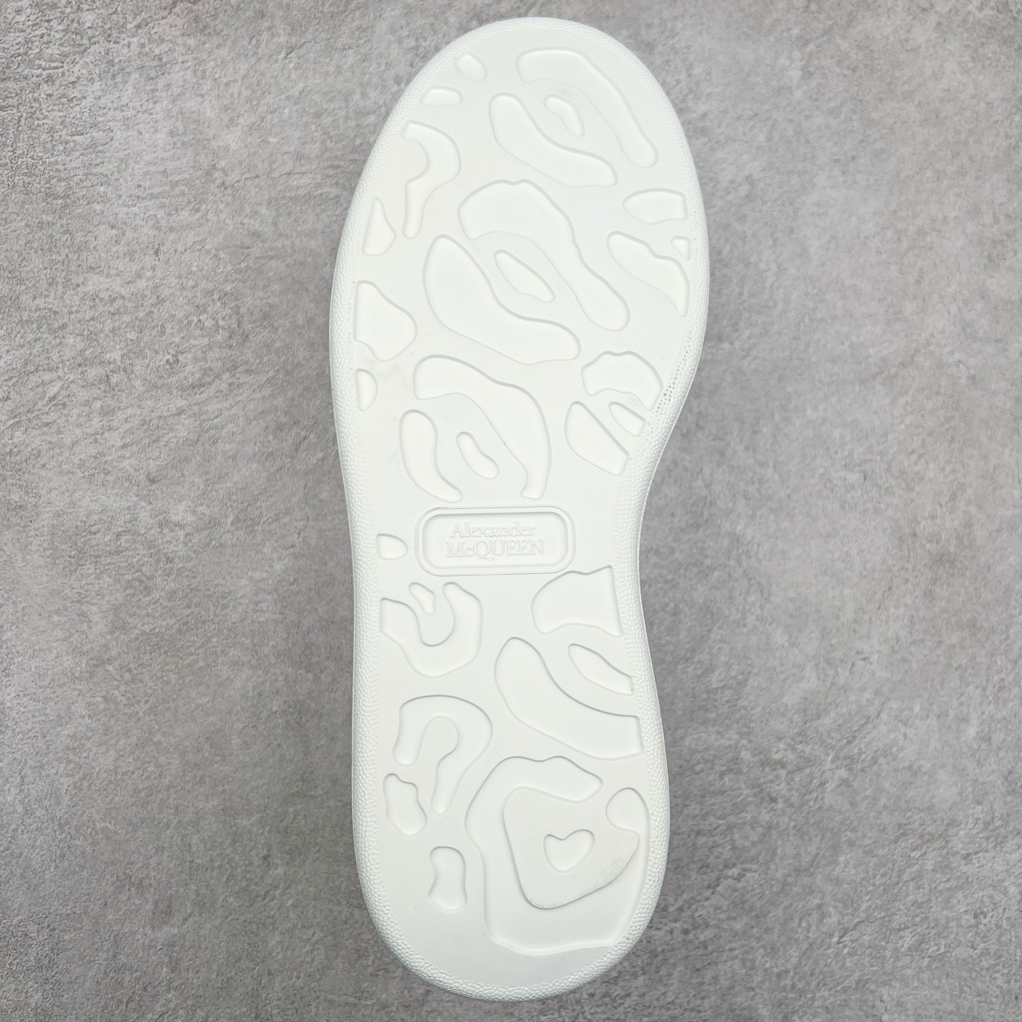 图片[9]-Alexander McQueen/亚历山大麦昆经典松糕鞋厚底增高小白鞋 增高效果7CM 最经典简约百搭的小白鞋没有之一 官方2023版最新细节 意大利进口原厂开边珠抗裂头层牛皮 表层面皮带凸起不规则小漆点 升级进口牛皮内里加PU鞋垫 区别市面旧版国产丝光绸鞋面加小羊皮内里 成本单价回弹度性耐磨性不在一个级别 E厂钢印烫金中底版细节 注意此代工厂出品没有带固特异钉子 最完美的增高百搭小白鞋 全套原版包装 配件齐全 官方一致 凹凸定制正品原盒包装 定制蓝色得物纸盒外包装加固 尺码：35 36 37 38 39 40 41 42 43 44 45-选品中心