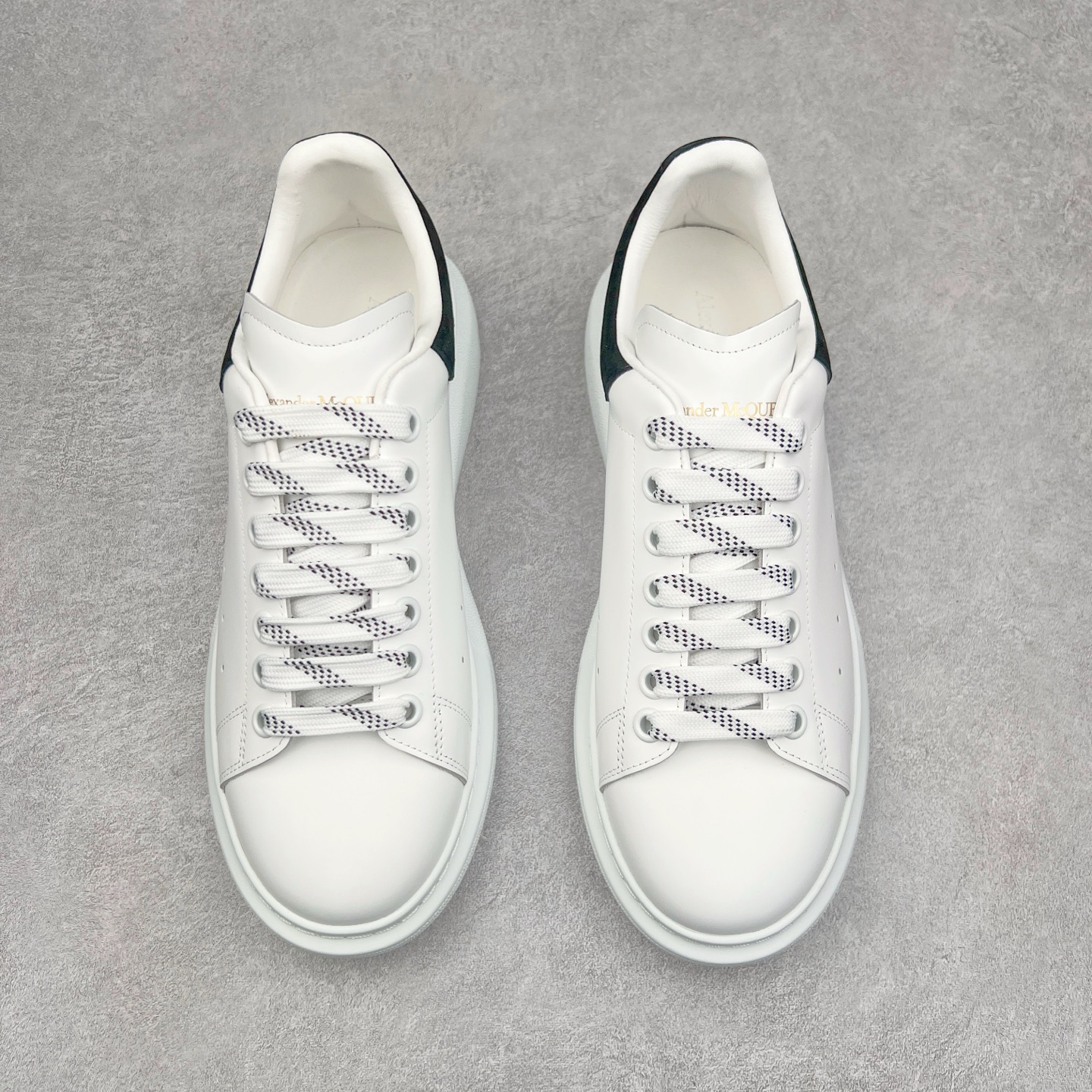 图片[2]-Alexander McQueen/亚历山大麦昆经典松糕鞋厚底增高小白鞋 增高效果7CM 最经典简约百搭的小白鞋没有之一 官方2023版最新细节 意大利进口原厂开边珠抗裂头层牛皮 表层面皮带凸起不规则小漆点 升级进口牛皮内里加PU鞋垫 区别市面旧版国产丝光绸鞋面加小羊皮内里 成本单价回弹度性耐磨性不在一个级别 E厂钢印烫金中底版细节 注意此代工厂出品没有带固特异钉子 最完美的增高百搭小白鞋 全套原版包装 配件齐全 官方一致 凹凸定制正品原盒包装 定制蓝色得物纸盒外包装加固 尺码：35 36 37 38 39 40 41 42 43 44 45-选品中心