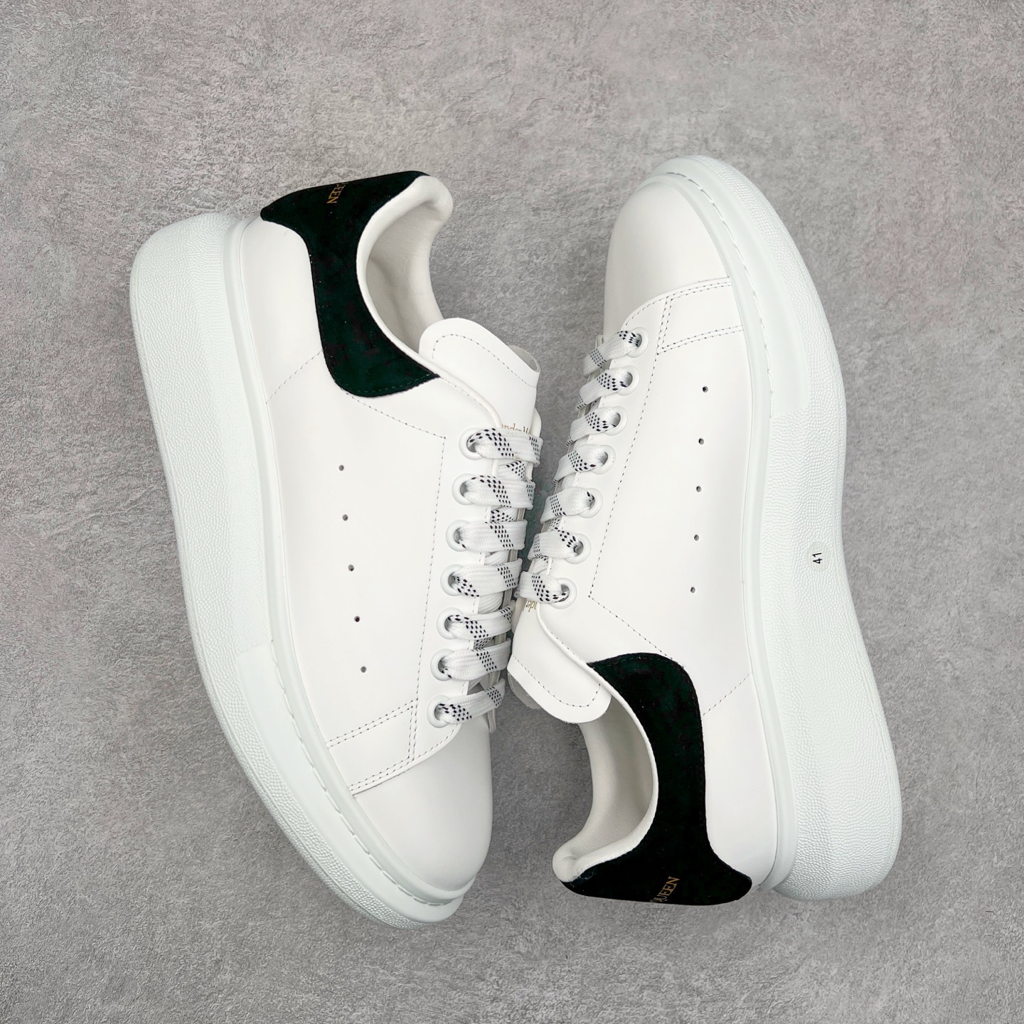 图片[3]-Alexander McQueen/亚历山大麦昆经典松糕鞋厚底增高小白鞋 增高效果7CM 最经典简约百搭的小白鞋没有之一 官方2023版最新细节 意大利进口原厂开边珠抗裂头层牛皮 表层面皮带凸起不规则小漆点 升级进口牛皮内里加PU鞋垫 区别市面旧版国产丝光绸鞋面加小羊皮内里 成本单价回弹度性耐磨性不在一个级别 E厂钢印烫金中底版细节 注意此代工厂出品没有带固特异钉子 最完美的增高百搭小白鞋 全套原版包装 配件齐全 官方一致 凹凸定制正品原盒包装 定制蓝色得物纸盒外包装加固 尺码：35 36 37 38 39 40 41 42 43 44 45-选品中心