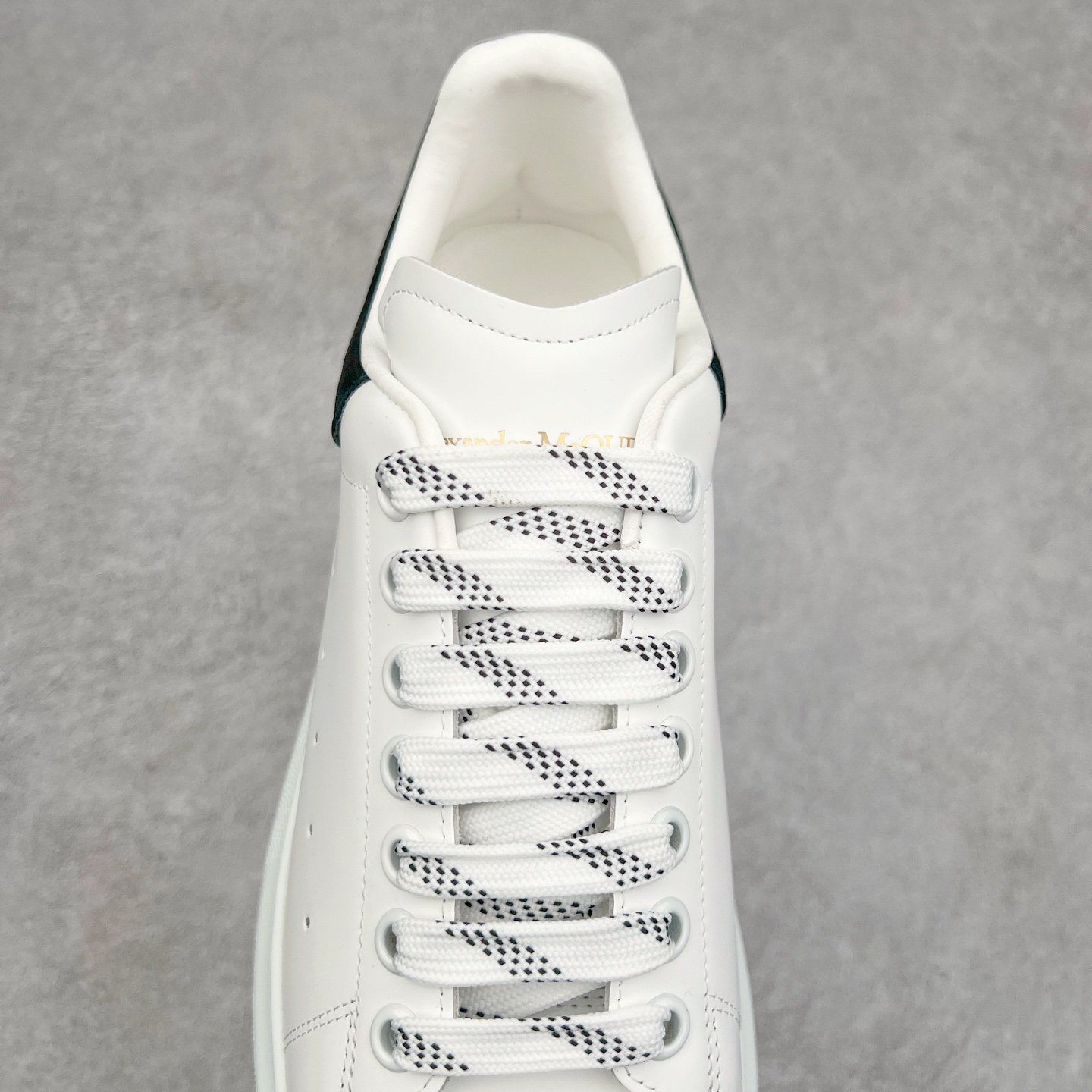 图片[5]-Alexander McQueen/亚历山大麦昆经典松糕鞋厚底增高小白鞋 增高效果7CM 最经典简约百搭的小白鞋没有之一 官方2023版最新细节 意大利进口原厂开边珠抗裂头层牛皮 表层面皮带凸起不规则小漆点 升级进口牛皮内里加PU鞋垫 区别市面旧版国产丝光绸鞋面加小羊皮内里 成本单价回弹度性耐磨性不在一个级别 E厂钢印烫金中底版细节 注意此代工厂出品没有带固特异钉子 最完美的增高百搭小白鞋 全套原版包装 配件齐全 官方一致 凹凸定制正品原盒包装 定制蓝色得物纸盒外包装加固 尺码：35 36 37 38 39 40 41 42 43 44 45-选品中心