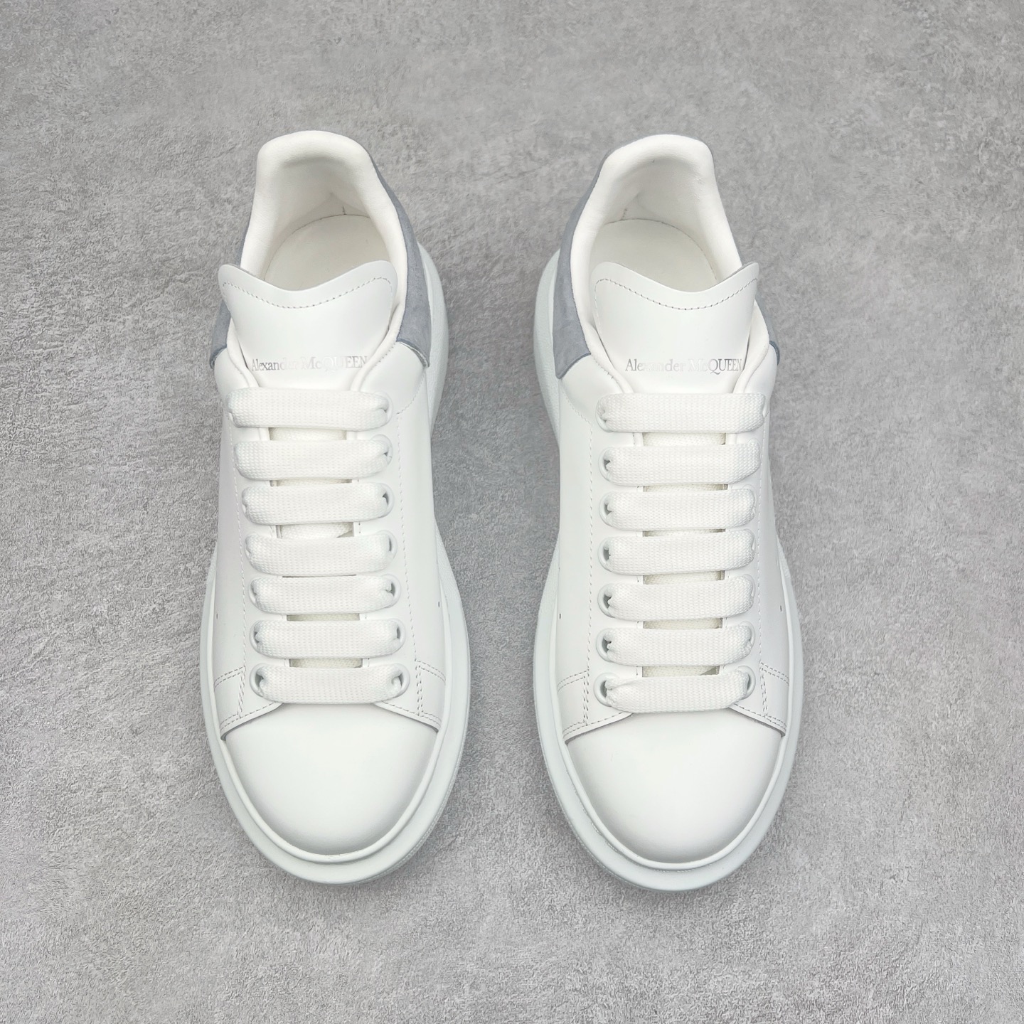 图片[2]-Alexander McQueen/亚历山大麦昆经典松糕鞋厚底增高小白鞋 增高效果7CM 最经典简约百搭的小白鞋没有之一 官方2023版最新细节 意大利进口原厂开边珠抗裂头层牛皮 表层面皮带凸起不规则小漆点 升级进口牛皮内里加PU鞋垫 区别市面旧版国产丝光绸鞋面加小羊皮内里 成本单价回弹度性耐磨性不在一个级别 E厂钢印烫金中底版细节 注意此代工厂出品没有带固特异钉子 最完美的增高百搭小白鞋 全套原版包装 配件齐全 官方一致 凹凸定制正品原盒包装 定制蓝色得物纸盒外包装加固 尺码：35 36 37 38 39 40 41 42 43 44 45-选品中心