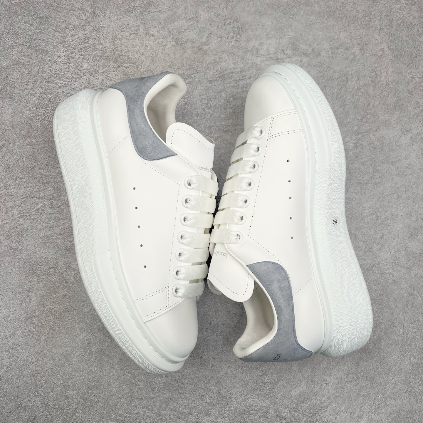 图片[3]-Alexander McQueen/亚历山大麦昆经典松糕鞋厚底增高小白鞋 增高效果7CM 最经典简约百搭的小白鞋没有之一 官方2023版最新细节 意大利进口原厂开边珠抗裂头层牛皮 表层面皮带凸起不规则小漆点 升级进口牛皮内里加PU鞋垫 区别市面旧版国产丝光绸鞋面加小羊皮内里 成本单价回弹度性耐磨性不在一个级别 E厂钢印烫金中底版细节 注意此代工厂出品没有带固特异钉子 最完美的增高百搭小白鞋 全套原版包装 配件齐全 官方一致 凹凸定制正品原盒包装 定制蓝色得物纸盒外包装加固 尺码：35 36 37 38 39 40 41 42 43 44 45-选品中心