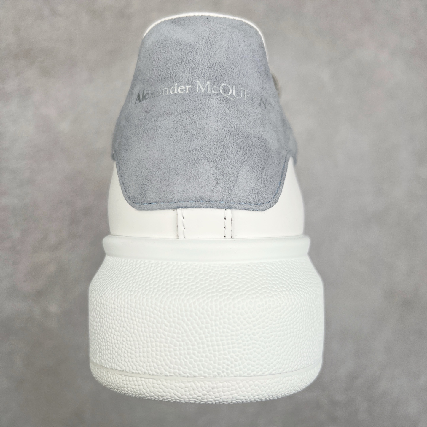 图片[8]-Alexander McQueen/亚历山大麦昆经典松糕鞋厚底增高小白鞋 增高效果7CM 最经典简约百搭的小白鞋没有之一 官方2023版最新细节 意大利进口原厂开边珠抗裂头层牛皮 表层面皮带凸起不规则小漆点 升级进口牛皮内里加PU鞋垫 区别市面旧版国产丝光绸鞋面加小羊皮内里 成本单价回弹度性耐磨性不在一个级别 E厂钢印烫金中底版细节 注意此代工厂出品没有带固特异钉子 最完美的增高百搭小白鞋 全套原版包装 配件齐全 官方一致 凹凸定制正品原盒包装 定制蓝色得物纸盒外包装加固 尺码：35 36 37 38 39 40 41 42 43 44 45-选品中心