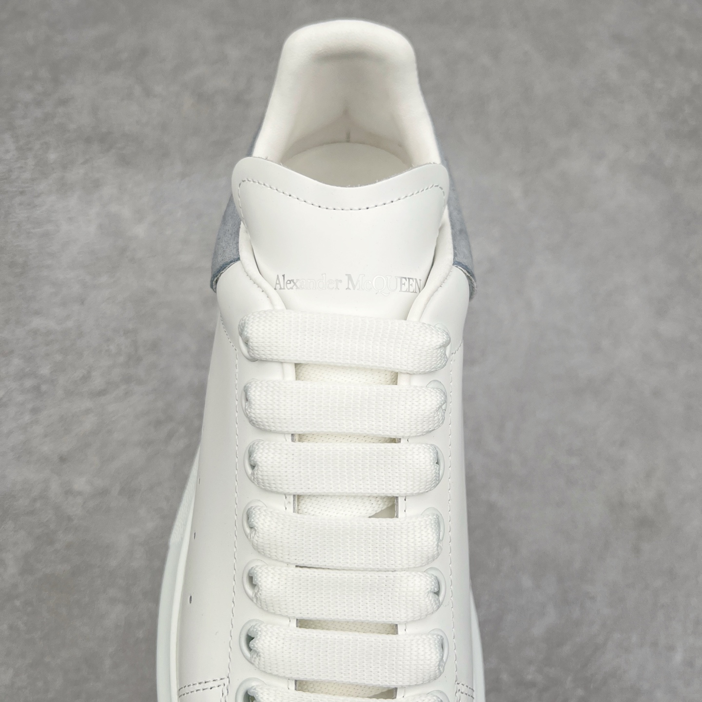 图片[5]-Alexander McQueen/亚历山大麦昆经典松糕鞋厚底增高小白鞋 增高效果7CM 最经典简约百搭的小白鞋没有之一 官方2023版最新细节 意大利进口原厂开边珠抗裂头层牛皮 表层面皮带凸起不规则小漆点 升级进口牛皮内里加PU鞋垫 区别市面旧版国产丝光绸鞋面加小羊皮内里 成本单价回弹度性耐磨性不在一个级别 E厂钢印烫金中底版细节 注意此代工厂出品没有带固特异钉子 最完美的增高百搭小白鞋 全套原版包装 配件齐全 官方一致 凹凸定制正品原盒包装 定制蓝色得物纸盒外包装加固 尺码：35 36 37 38 39 40 41 42 43 44 45-选品中心