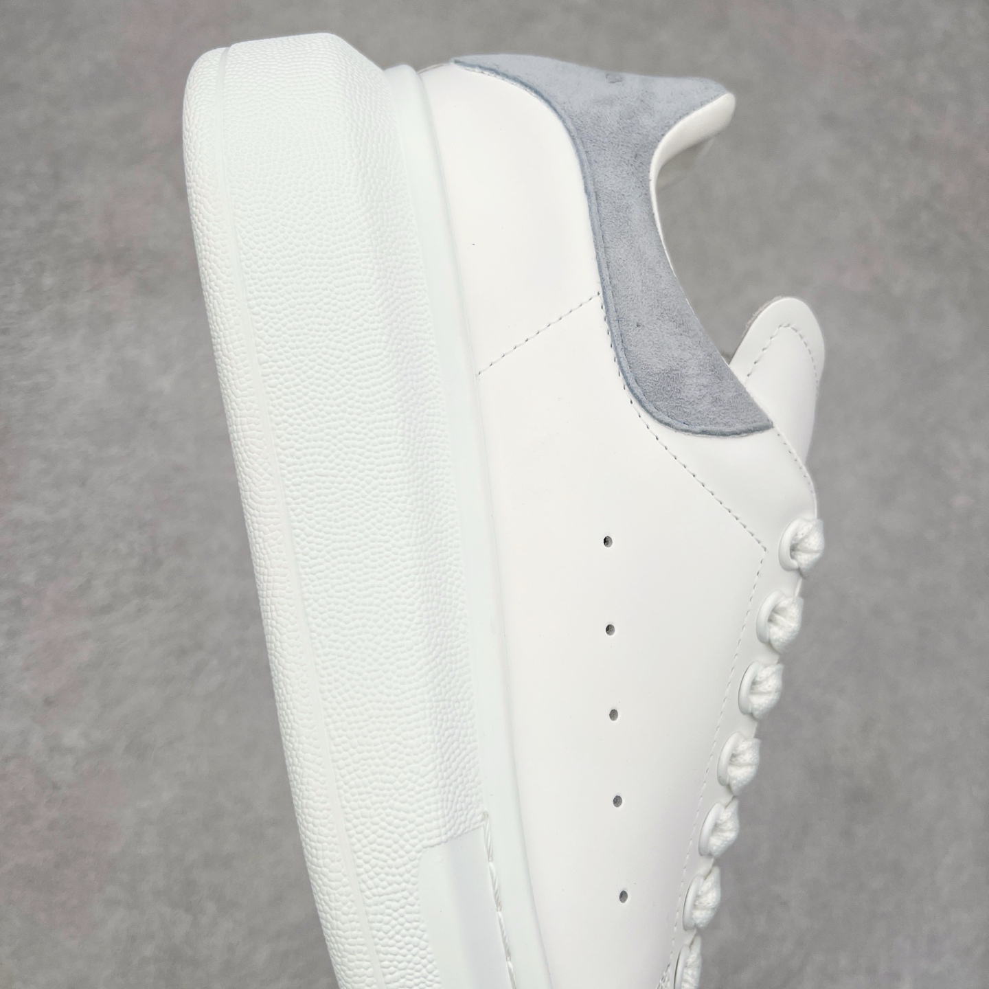 图片[6]-Alexander McQueen/亚历山大麦昆经典松糕鞋厚底增高小白鞋 增高效果7CM 最经典简约百搭的小白鞋没有之一 官方2023版最新细节 意大利进口原厂开边珠抗裂头层牛皮 表层面皮带凸起不规则小漆点 升级进口牛皮内里加PU鞋垫 区别市面旧版国产丝光绸鞋面加小羊皮内里 成本单价回弹度性耐磨性不在一个级别 E厂钢印烫金中底版细节 注意此代工厂出品没有带固特异钉子 最完美的增高百搭小白鞋 全套原版包装 配件齐全 官方一致 凹凸定制正品原盒包装 定制蓝色得物纸盒外包装加固 尺码：35 36 37 38 39 40 41 42 43 44 45-选品中心