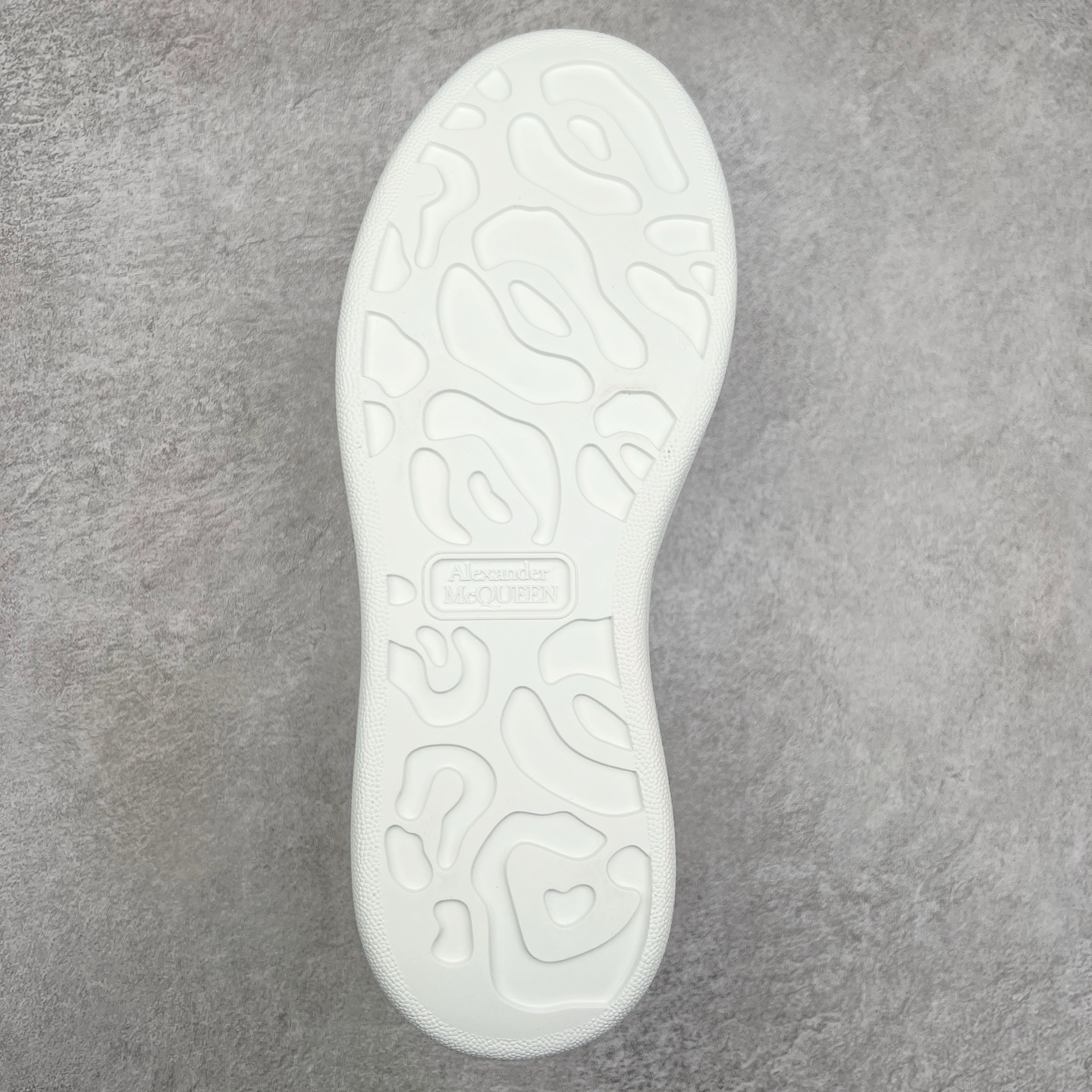 图片[9]-Alexander McQueen/亚历山大麦昆经典松糕鞋厚底增高小白鞋 增高效果7CM 最经典简约百搭的小白鞋没有之一 官方2023版最新细节 意大利进口原厂开边珠抗裂头层牛皮 表层面皮带凸起不规则小漆点 升级进口牛皮内里加PU鞋垫 区别市面旧版国产丝光绸鞋面加小羊皮内里 成本单价回弹度性耐磨性不在一个级别 E厂钢印烫金中底版细节 注意此代工厂出品没有带固特异钉子 最完美的增高百搭小白鞋 全套原版包装 配件齐全 官方一致 凹凸定制正品原盒包装 定制蓝色得物纸盒外包装加固 尺码：35 36 37 38 39 40 41 42 43 44 45-选品中心