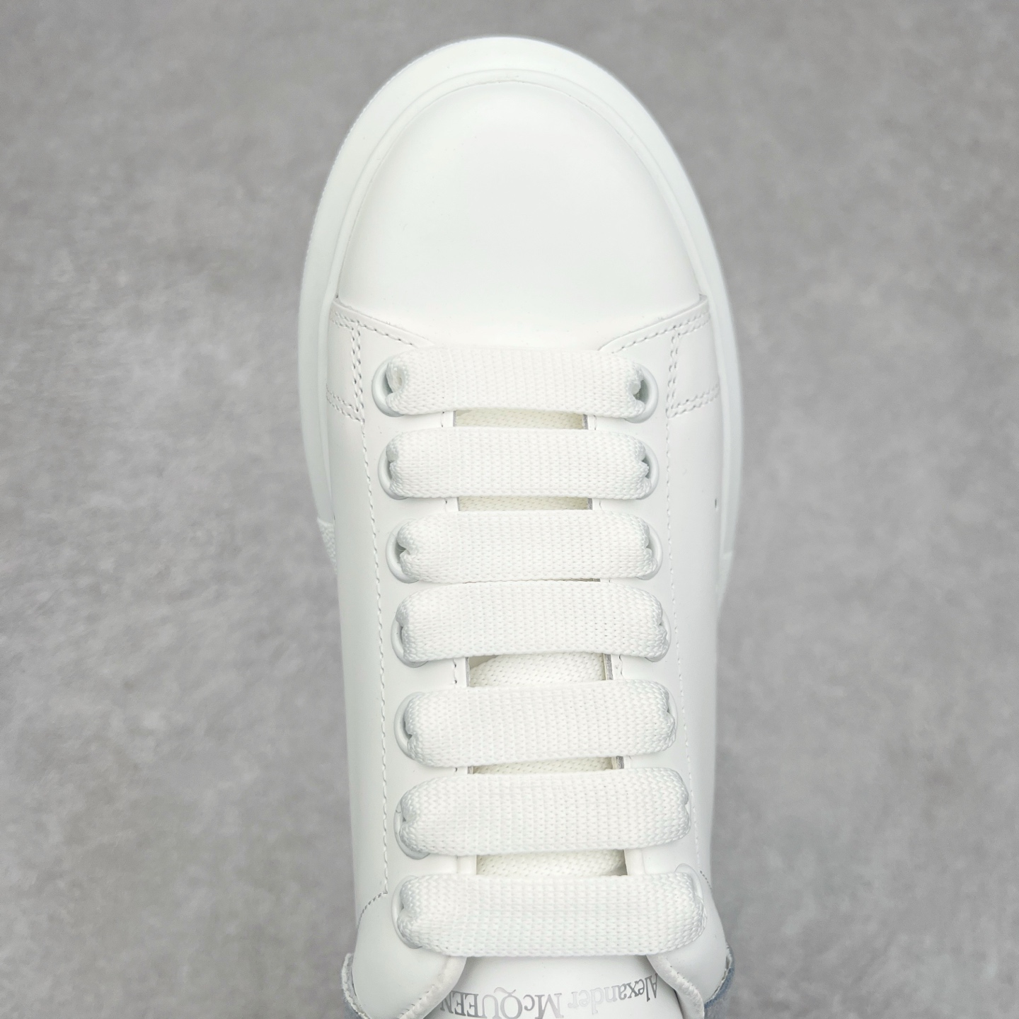 图片[4]-Alexander McQueen/亚历山大麦昆经典松糕鞋厚底增高小白鞋 增高效果7CM 最经典简约百搭的小白鞋没有之一 官方2023版最新细节 意大利进口原厂开边珠抗裂头层牛皮 表层面皮带凸起不规则小漆点 升级进口牛皮内里加PU鞋垫 区别市面旧版国产丝光绸鞋面加小羊皮内里 成本单价回弹度性耐磨性不在一个级别 E厂钢印烫金中底版细节 注意此代工厂出品没有带固特异钉子 最完美的增高百搭小白鞋 全套原版包装 配件齐全 官方一致 凹凸定制正品原盒包装 定制蓝色得物纸盒外包装加固 尺码：35 36 37 38 39 40 41 42 43 44 45-选品中心