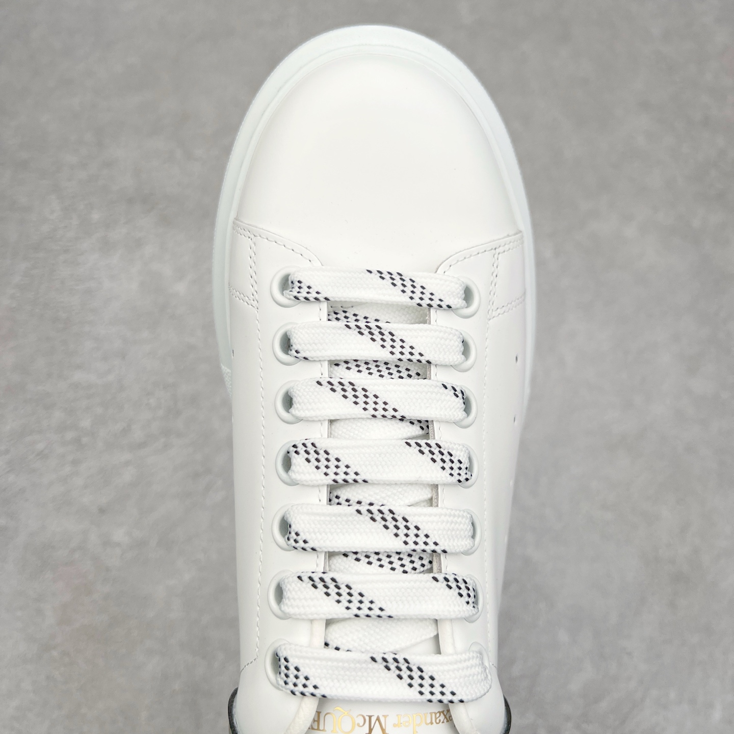 图片[4]-Alexander McQueen/亚历山大麦昆经典松糕鞋厚底增高小白鞋 增高效果7CM 最经典简约百搭的小白鞋没有之一 官方2023版最新细节 意大利进口原厂开边珠抗裂头层牛皮 表层面皮带凸起不规则小漆点 升级进口牛皮内里加PU鞋垫 区别市面旧版国产丝光绸鞋面加小羊皮内里 成本单价回弹度性耐磨性不在一个级别 E厂钢印烫金中底版细节 注意此代工厂出品没有带固特异钉子 最完美的增高百搭小白鞋 全套原版包装 配件齐全 官方一致 凹凸定制正品原盒包装 定制蓝色得物纸盒外包装加固 尺码：35 36 37 38 39 40 41 42 43 44 45-选品中心