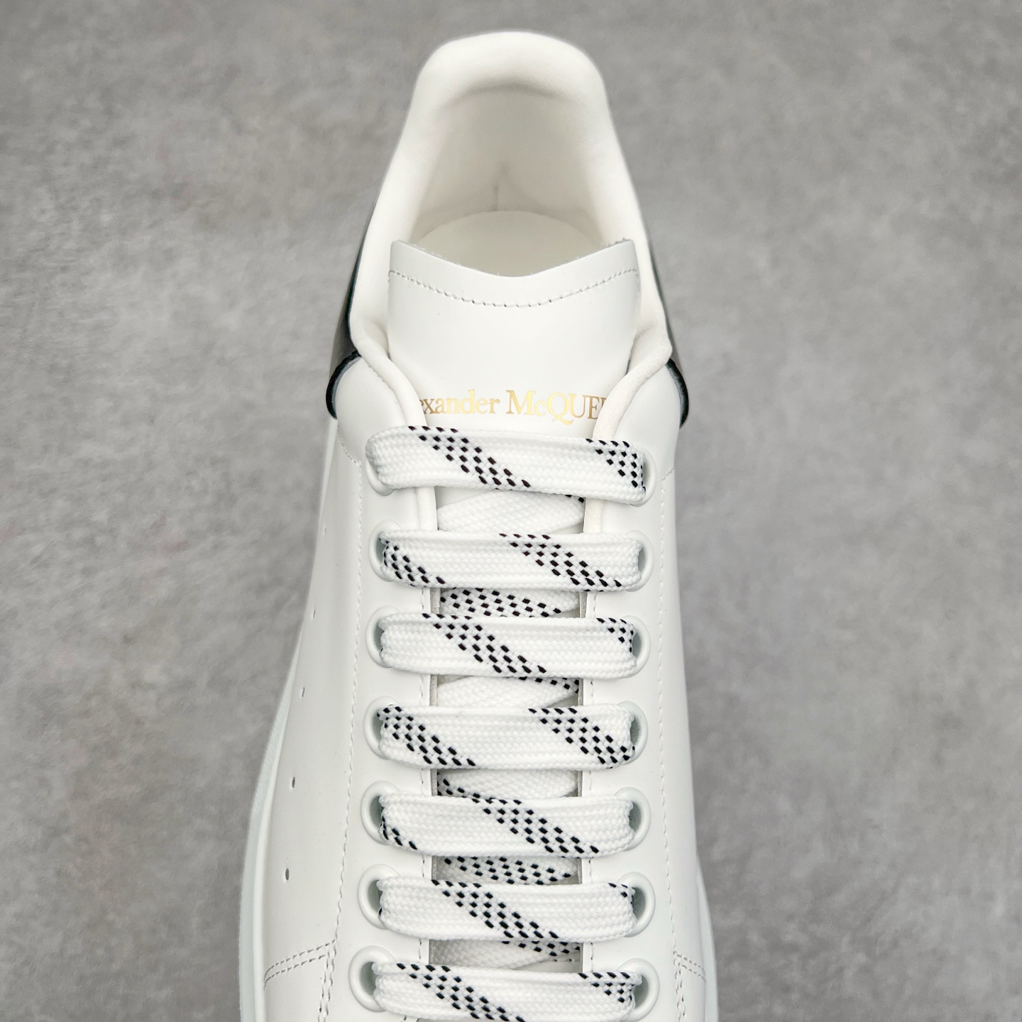 图片[5]-Alexander McQueen/亚历山大麦昆经典松糕鞋厚底增高小白鞋 增高效果7CM 最经典简约百搭的小白鞋没有之一 官方2023版最新细节 意大利进口原厂开边珠抗裂头层牛皮 表层面皮带凸起不规则小漆点 升级进口牛皮内里加PU鞋垫 区别市面旧版国产丝光绸鞋面加小羊皮内里 成本单价回弹度性耐磨性不在一个级别 E厂钢印烫金中底版细节 注意此代工厂出品没有带固特异钉子 最完美的增高百搭小白鞋 全套原版包装 配件齐全 官方一致 凹凸定制正品原盒包装 定制蓝色得物纸盒外包装加固 尺码：35 36 37 38 39 40 41 42 43 44 45-选品中心