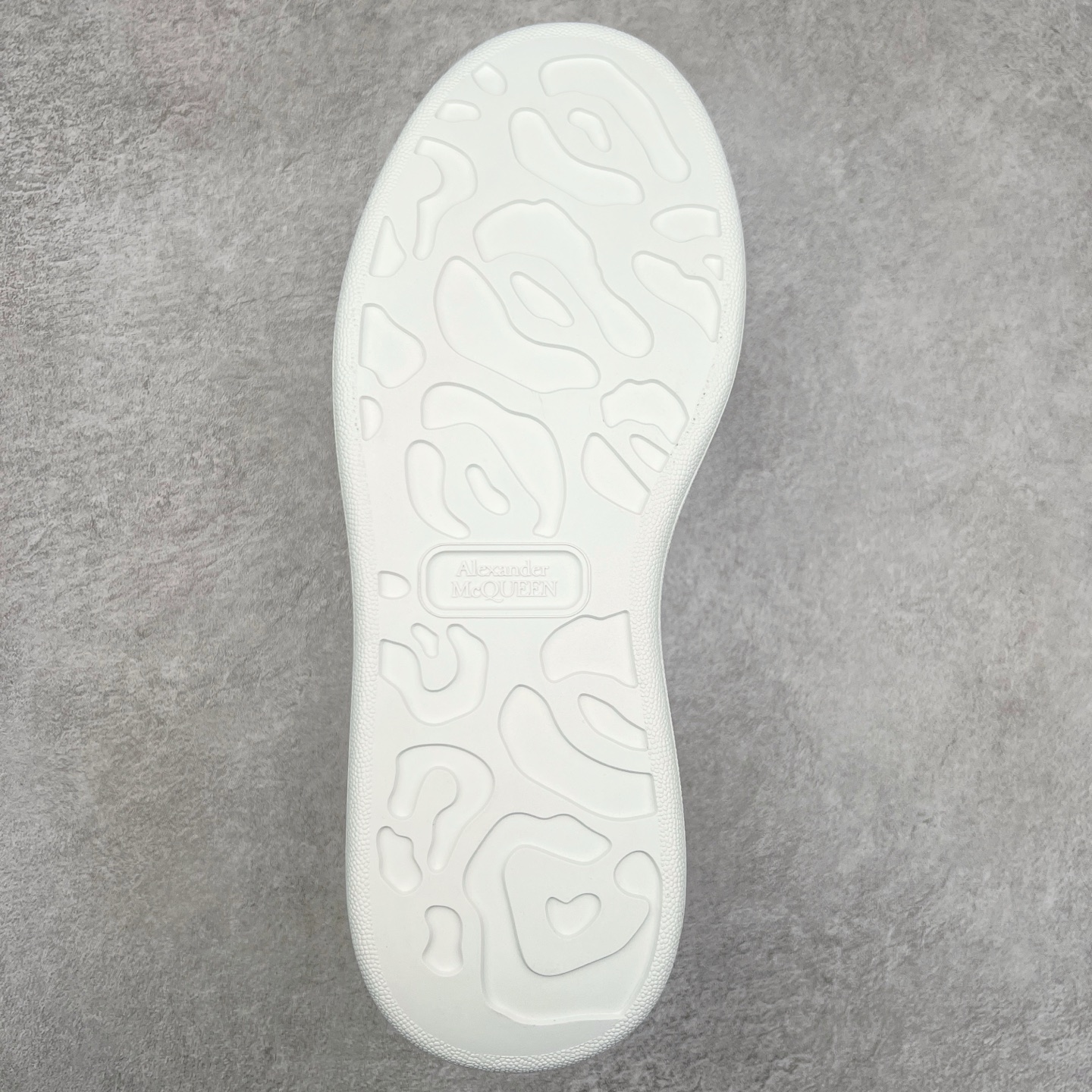 图片[9]-Alexander McQueen/亚历山大麦昆经典松糕鞋厚底增高小白鞋 增高效果7CM 最经典简约百搭的小白鞋没有之一 官方2023版最新细节 意大利进口原厂开边珠抗裂头层牛皮 表层面皮带凸起不规则小漆点 升级进口牛皮内里加PU鞋垫 区别市面旧版国产丝光绸鞋面加小羊皮内里 成本单价回弹度性耐磨性不在一个级别 E厂钢印烫金中底版细节 注意此代工厂出品没有带固特异钉子 最完美的增高百搭小白鞋 全套原版包装 配件齐全 官方一致 凹凸定制正品原盒包装 定制蓝色得物纸盒外包装加固 尺码：35 36 37 38 39 40 41 42 43 44 45-选品中心