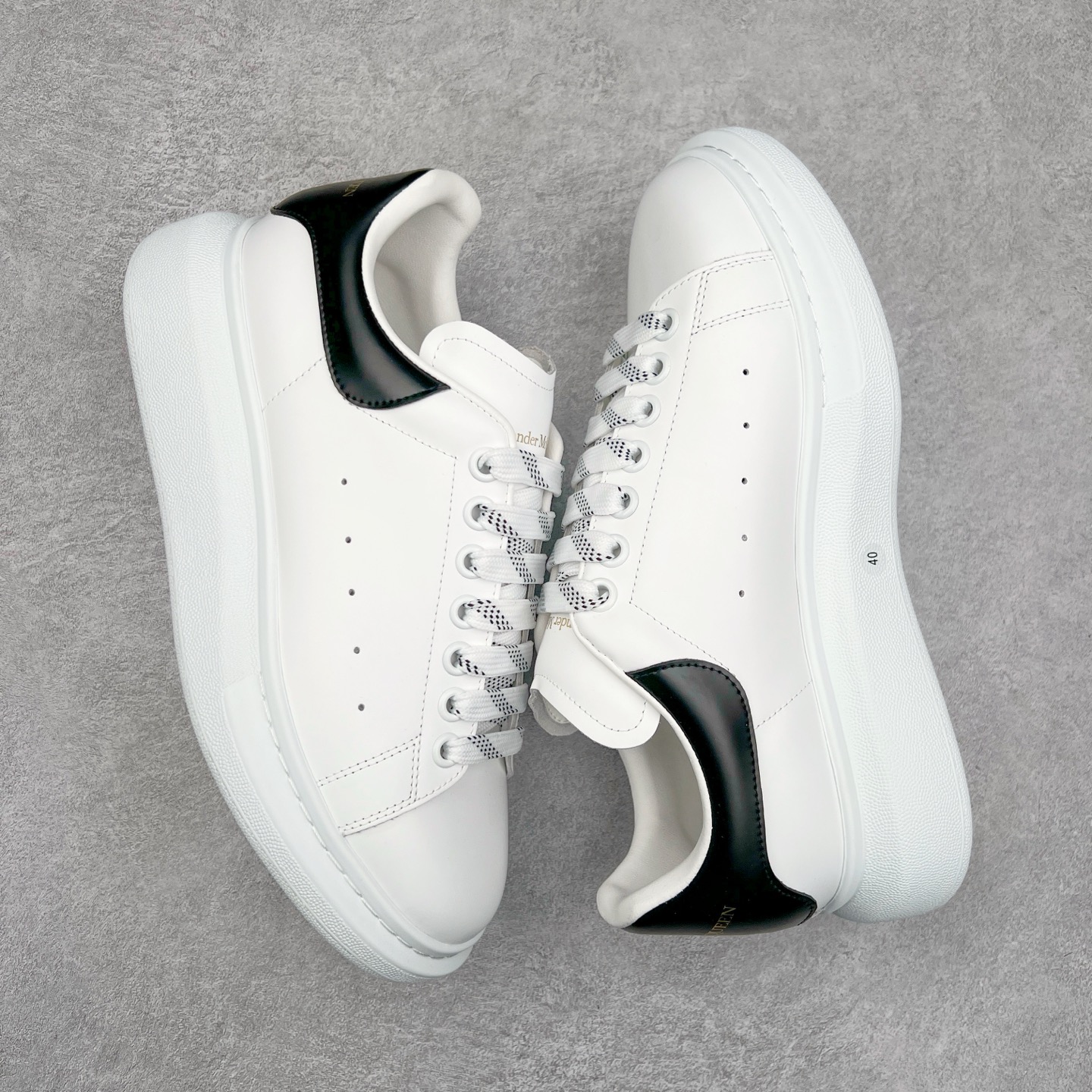 图片[3]-Alexander McQueen/亚历山大麦昆经典松糕鞋厚底增高小白鞋 增高效果7CM 最经典简约百搭的小白鞋没有之一 官方2023版最新细节 意大利进口原厂开边珠抗裂头层牛皮 表层面皮带凸起不规则小漆点 升级进口牛皮内里加PU鞋垫 区别市面旧版国产丝光绸鞋面加小羊皮内里 成本单价回弹度性耐磨性不在一个级别 E厂钢印烫金中底版细节 注意此代工厂出品没有带固特异钉子 最完美的增高百搭小白鞋 全套原版包装 配件齐全 官方一致 凹凸定制正品原盒包装 定制蓝色得物纸盒外包装加固 尺码：35 36 37 38 39 40 41 42 43 44 45-选品中心