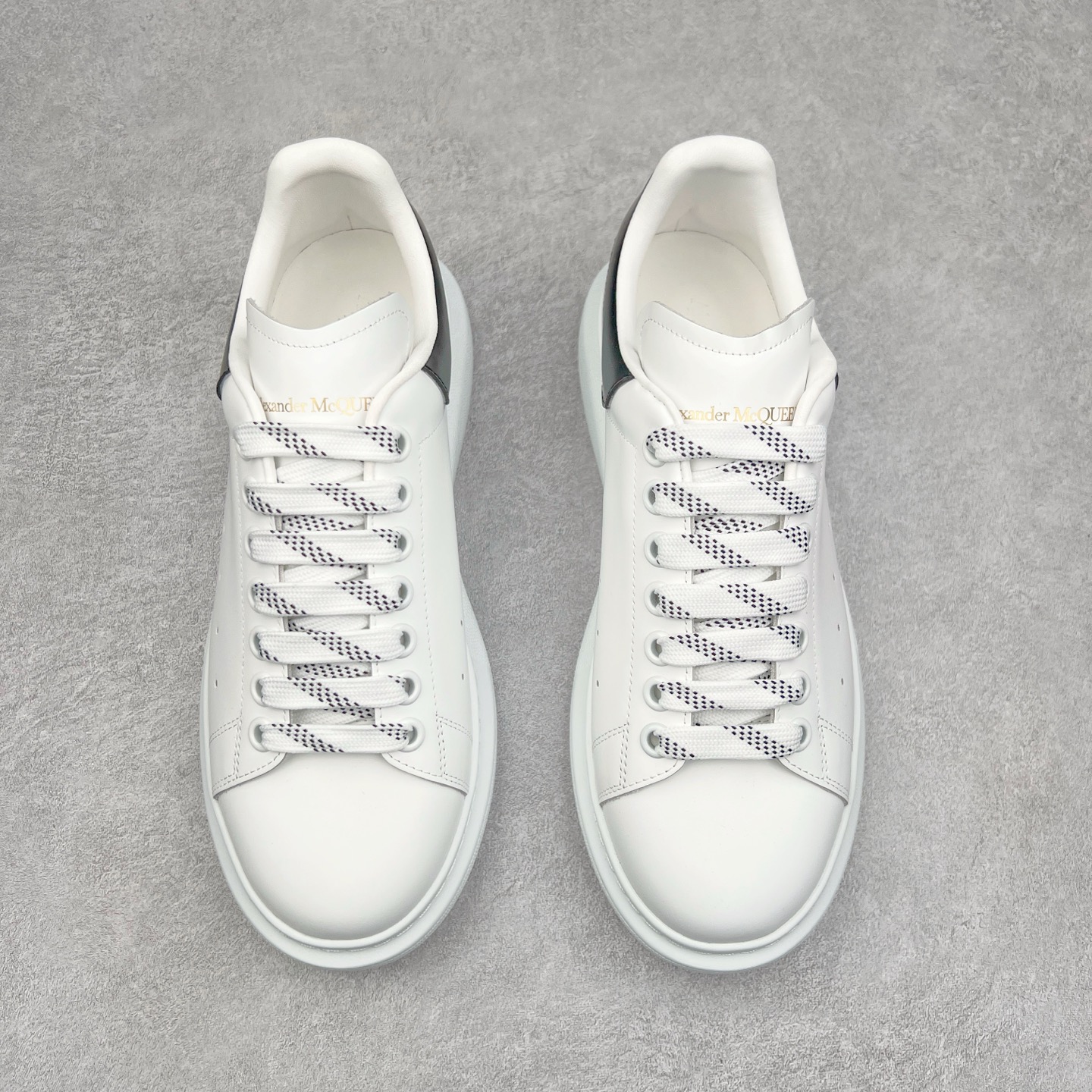 图片[2]-Alexander McQueen/亚历山大麦昆经典松糕鞋厚底增高小白鞋 增高效果7CM 最经典简约百搭的小白鞋没有之一 官方2023版最新细节 意大利进口原厂开边珠抗裂头层牛皮 表层面皮带凸起不规则小漆点 升级进口牛皮内里加PU鞋垫 区别市面旧版国产丝光绸鞋面加小羊皮内里 成本单价回弹度性耐磨性不在一个级别 E厂钢印烫金中底版细节 注意此代工厂出品没有带固特异钉子 最完美的增高百搭小白鞋 全套原版包装 配件齐全 官方一致 凹凸定制正品原盒包装 定制蓝色得物纸盒外包装加固 尺码：35 36 37 38 39 40 41 42 43 44 45-选品中心