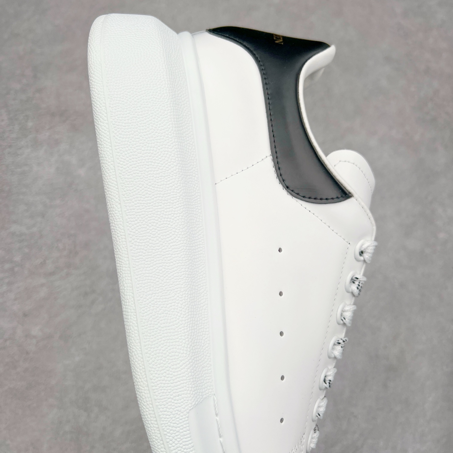 图片[6]-Alexander McQueen/亚历山大麦昆经典松糕鞋厚底增高小白鞋 增高效果7CM 最经典简约百搭的小白鞋没有之一 官方2023版最新细节 意大利进口原厂开边珠抗裂头层牛皮 表层面皮带凸起不规则小漆点 升级进口牛皮内里加PU鞋垫 区别市面旧版国产丝光绸鞋面加小羊皮内里 成本单价回弹度性耐磨性不在一个级别 E厂钢印烫金中底版细节 注意此代工厂出品没有带固特异钉子 最完美的增高百搭小白鞋 全套原版包装 配件齐全 官方一致 凹凸定制正品原盒包装 定制蓝色得物纸盒外包装加固 尺码：35 36 37 38 39 40 41 42 43 44 45-选品中心