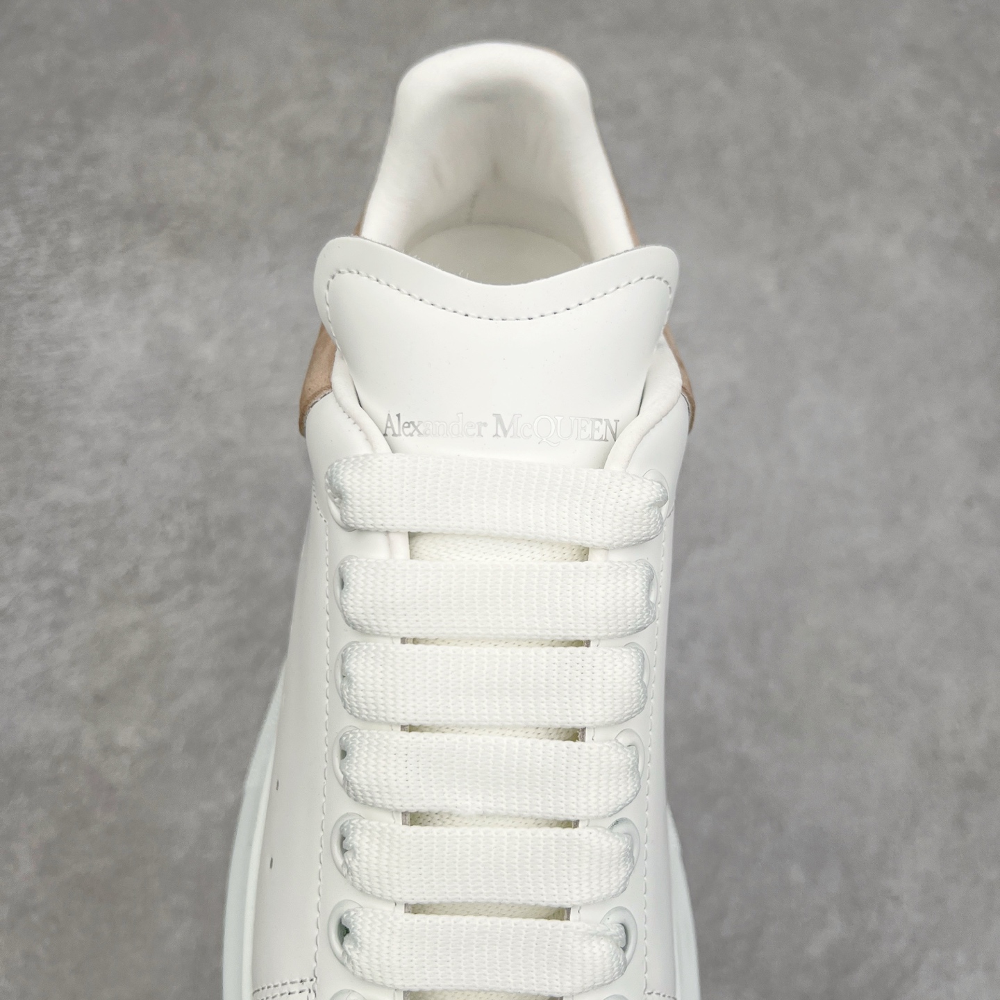 图片[5]-Alexander McQueen/亚历山大麦昆经典松糕鞋厚底增高小白鞋 增高效果7CM 最经典简约百搭的小白鞋没有之一 官方2023版最新细节 意大利进口原厂开边珠抗裂头层牛皮 表层面皮带凸起不规则小漆点 升级进口牛皮内里加PU鞋垫 区别市面旧版国产丝光绸鞋面加小羊皮内里 成本单价回弹度性耐磨性不在一个级别 E厂钢印烫金中底版细节 注意此代工厂出品没有带固特异钉子 最完美的增高百搭小白鞋 全套原版包装 配件齐全 官方一致 凹凸定制正品原盒包装 定制蓝色得物纸盒外包装加固 尺码：35 36 37 38 39 40 41 42 43 44 45-选品中心