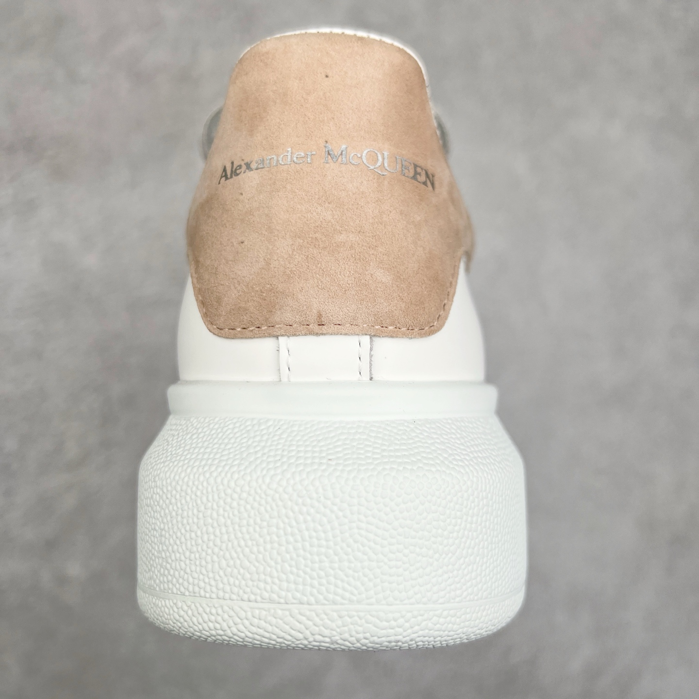 图片[8]-Alexander McQueen/亚历山大麦昆经典松糕鞋厚底增高小白鞋 增高效果7CM 最经典简约百搭的小白鞋没有之一 官方2023版最新细节 意大利进口原厂开边珠抗裂头层牛皮 表层面皮带凸起不规则小漆点 升级进口牛皮内里加PU鞋垫 区别市面旧版国产丝光绸鞋面加小羊皮内里 成本单价回弹度性耐磨性不在一个级别 E厂钢印烫金中底版细节 注意此代工厂出品没有带固特异钉子 最完美的增高百搭小白鞋 全套原版包装 配件齐全 官方一致 凹凸定制正品原盒包装 定制蓝色得物纸盒外包装加固 尺码：35 36 37 38 39 40 41 42 43 44 45-选品中心