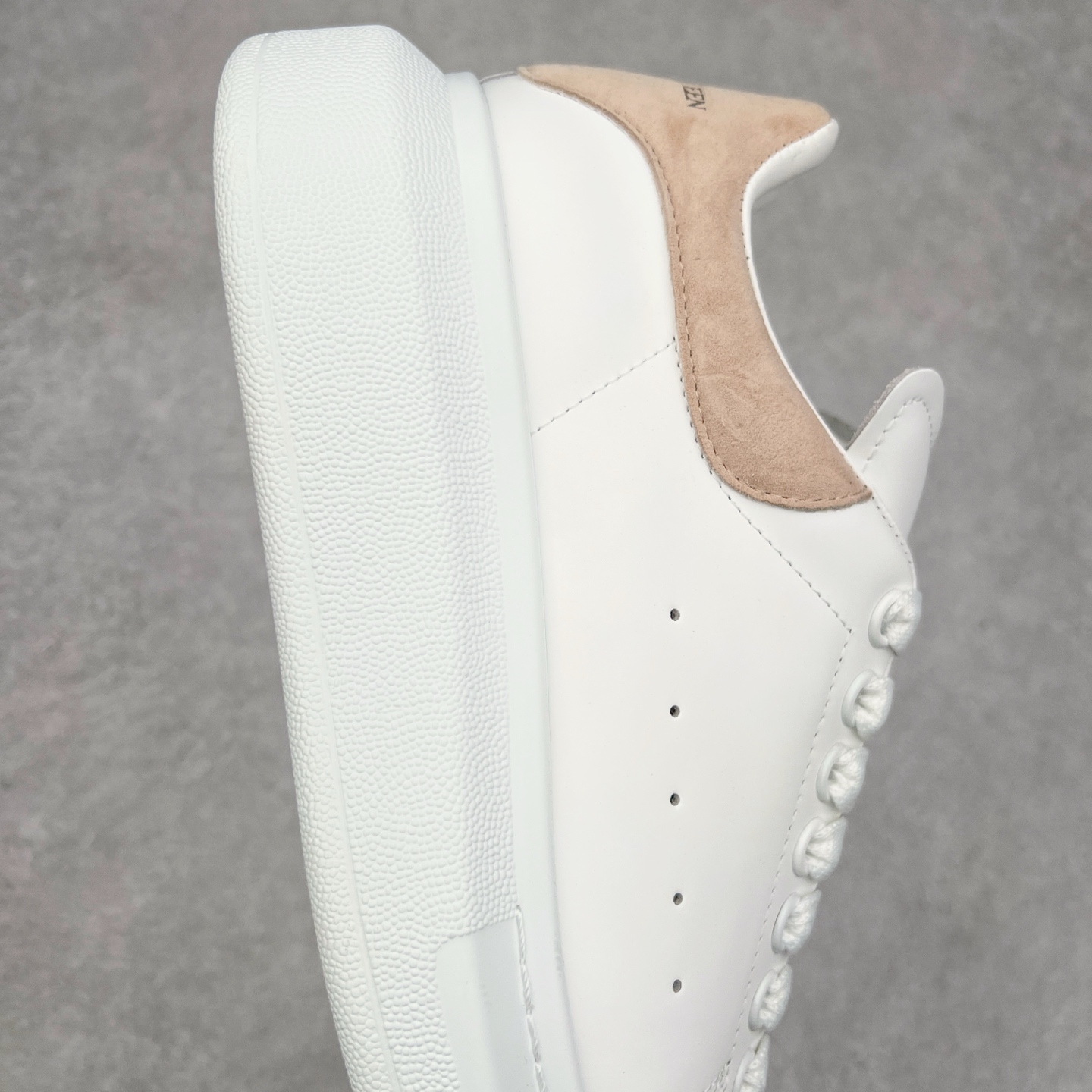 图片[6]-Alexander McQueen/亚历山大麦昆经典松糕鞋厚底增高小白鞋 增高效果7CM 最经典简约百搭的小白鞋没有之一 官方2023版最新细节 意大利进口原厂开边珠抗裂头层牛皮 表层面皮带凸起不规则小漆点 升级进口牛皮内里加PU鞋垫 区别市面旧版国产丝光绸鞋面加小羊皮内里 成本单价回弹度性耐磨性不在一个级别 E厂钢印烫金中底版细节 注意此代工厂出品没有带固特异钉子 最完美的增高百搭小白鞋 全套原版包装 配件齐全 官方一致 凹凸定制正品原盒包装 定制蓝色得物纸盒外包装加固 尺码：35 36 37 38 39 40 41 42 43 44 45-选品中心