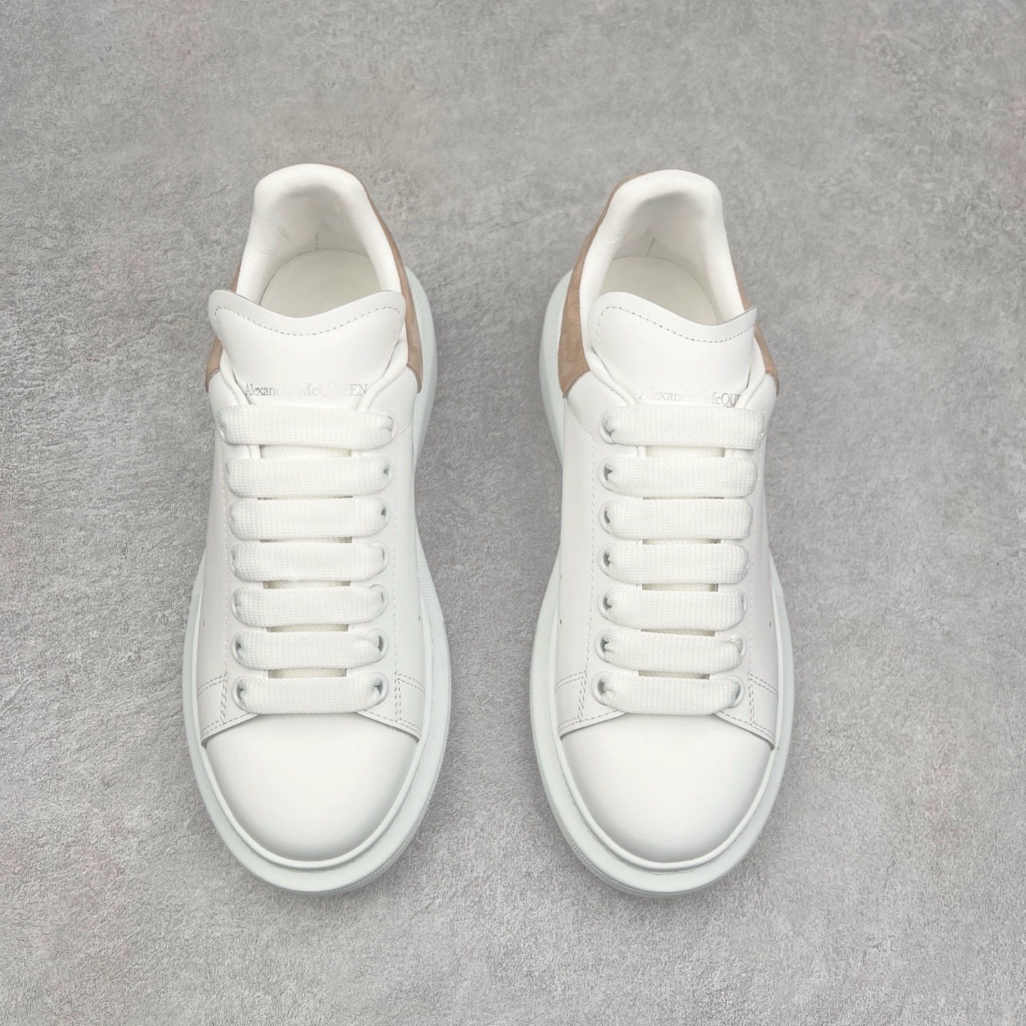 图片[2]-Alexander McQueen/亚历山大麦昆经典松糕鞋厚底增高小白鞋 增高效果7CM 最经典简约百搭的小白鞋没有之一 官方2023版最新细节 意大利进口原厂开边珠抗裂头层牛皮 表层面皮带凸起不规则小漆点 升级进口牛皮内里加PU鞋垫 区别市面旧版国产丝光绸鞋面加小羊皮内里 成本单价回弹度性耐磨性不在一个级别 E厂钢印烫金中底版细节 注意此代工厂出品没有带固特异钉子 最完美的增高百搭小白鞋 全套原版包装 配件齐全 官方一致 凹凸定制正品原盒包装 定制蓝色得物纸盒外包装加固 尺码：35 36 37 38 39 40 41 42 43 44 45-选品中心