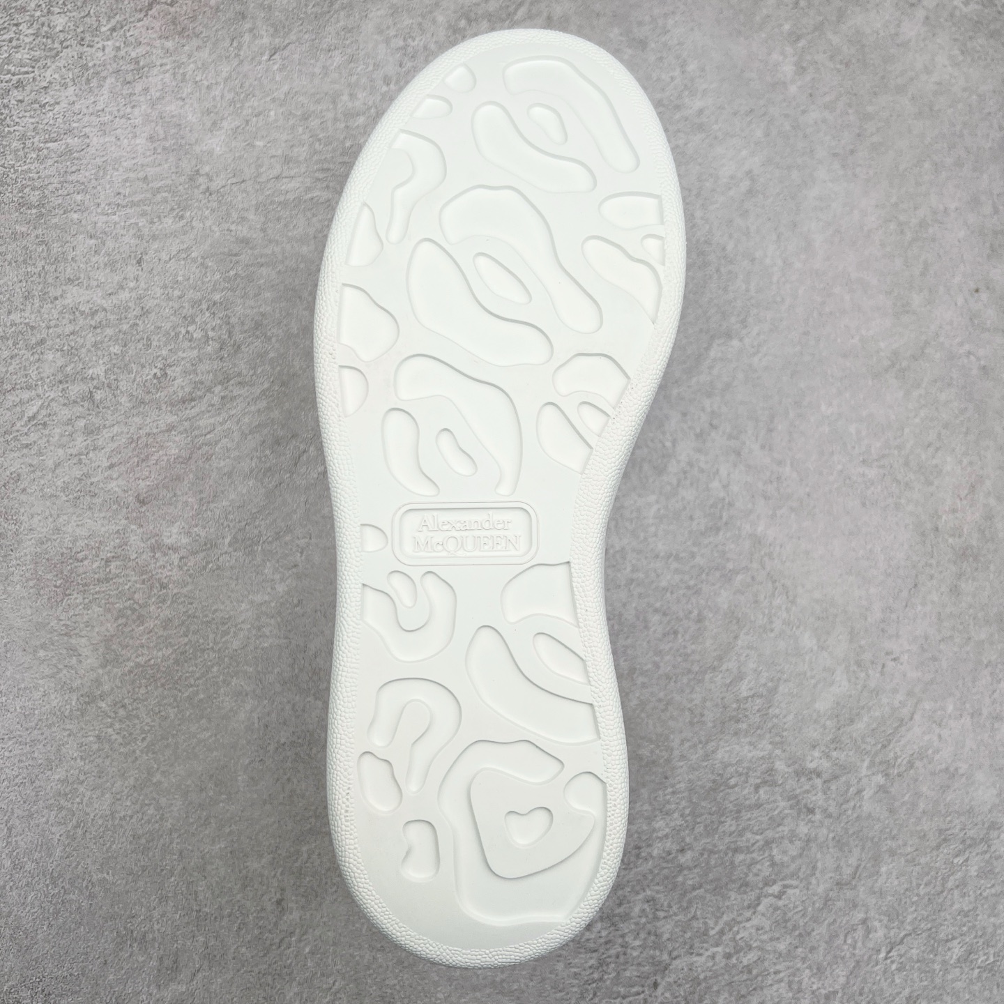 图片[9]-Alexander McQueen/亚历山大麦昆经典松糕鞋厚底增高小白鞋 增高效果7CM 最经典简约百搭的小白鞋没有之一 官方2023版最新细节 意大利进口原厂开边珠抗裂头层牛皮 表层面皮带凸起不规则小漆点 升级进口牛皮内里加PU鞋垫 区别市面旧版国产丝光绸鞋面加小羊皮内里 成本单价回弹度性耐磨性不在一个级别 E厂钢印烫金中底版细节 注意此代工厂出品没有带固特异钉子 最完美的增高百搭小白鞋 全套原版包装 配件齐全 官方一致 凹凸定制正品原盒包装 定制蓝色得物纸盒外包装加固 尺码：35 36 37 38 39 40 41 42 43 44 45-选品中心