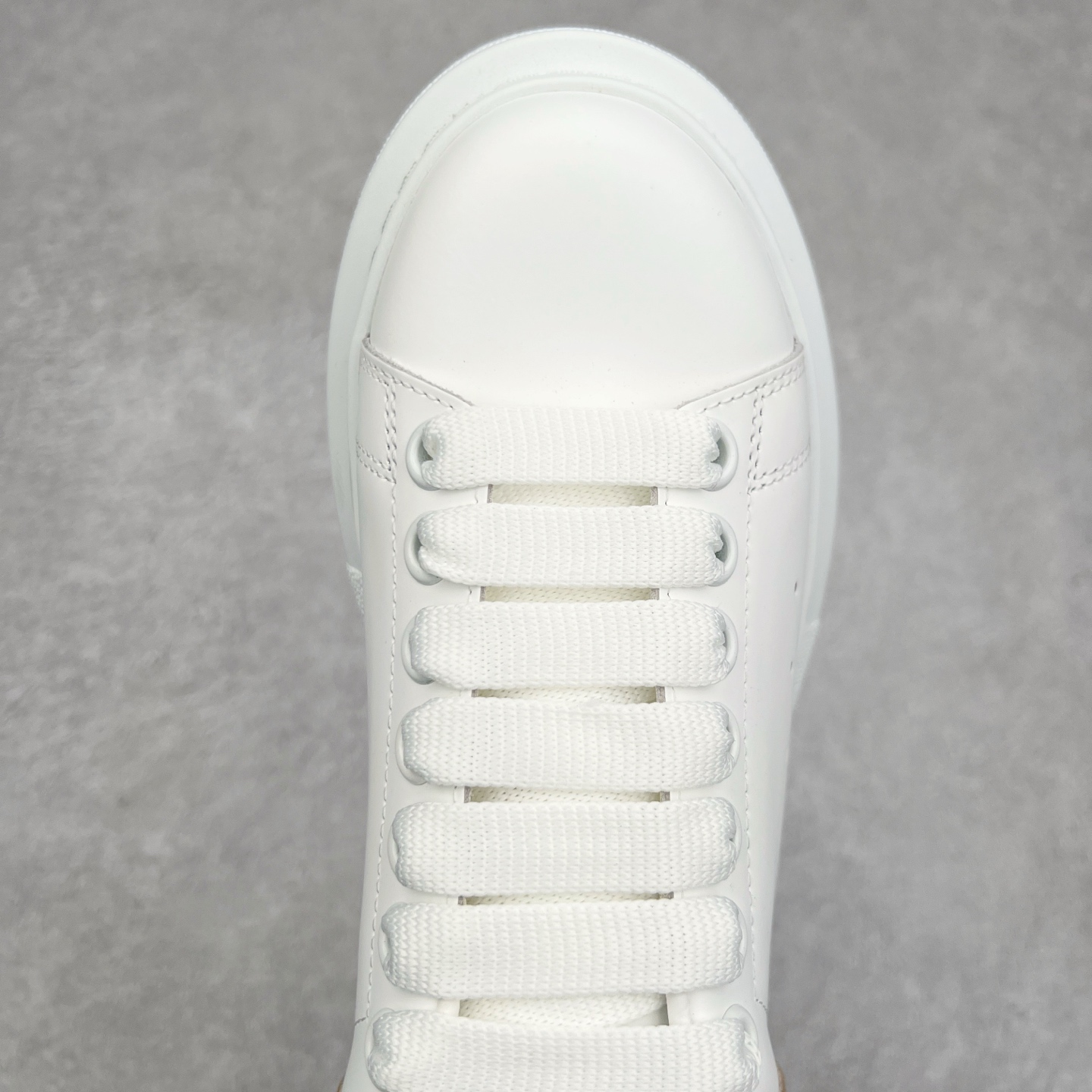 图片[4]-Alexander McQueen/亚历山大麦昆经典松糕鞋厚底增高小白鞋 增高效果7CM 最经典简约百搭的小白鞋没有之一 官方2023版最新细节 意大利进口原厂开边珠抗裂头层牛皮 表层面皮带凸起不规则小漆点 升级进口牛皮内里加PU鞋垫 区别市面旧版国产丝光绸鞋面加小羊皮内里 成本单价回弹度性耐磨性不在一个级别 E厂钢印烫金中底版细节 注意此代工厂出品没有带固特异钉子 最完美的增高百搭小白鞋 全套原版包装 配件齐全 官方一致 凹凸定制正品原盒包装 定制蓝色得物纸盒外包装加固 尺码：35 36 37 38 39 40 41 42 43 44 45-选品中心