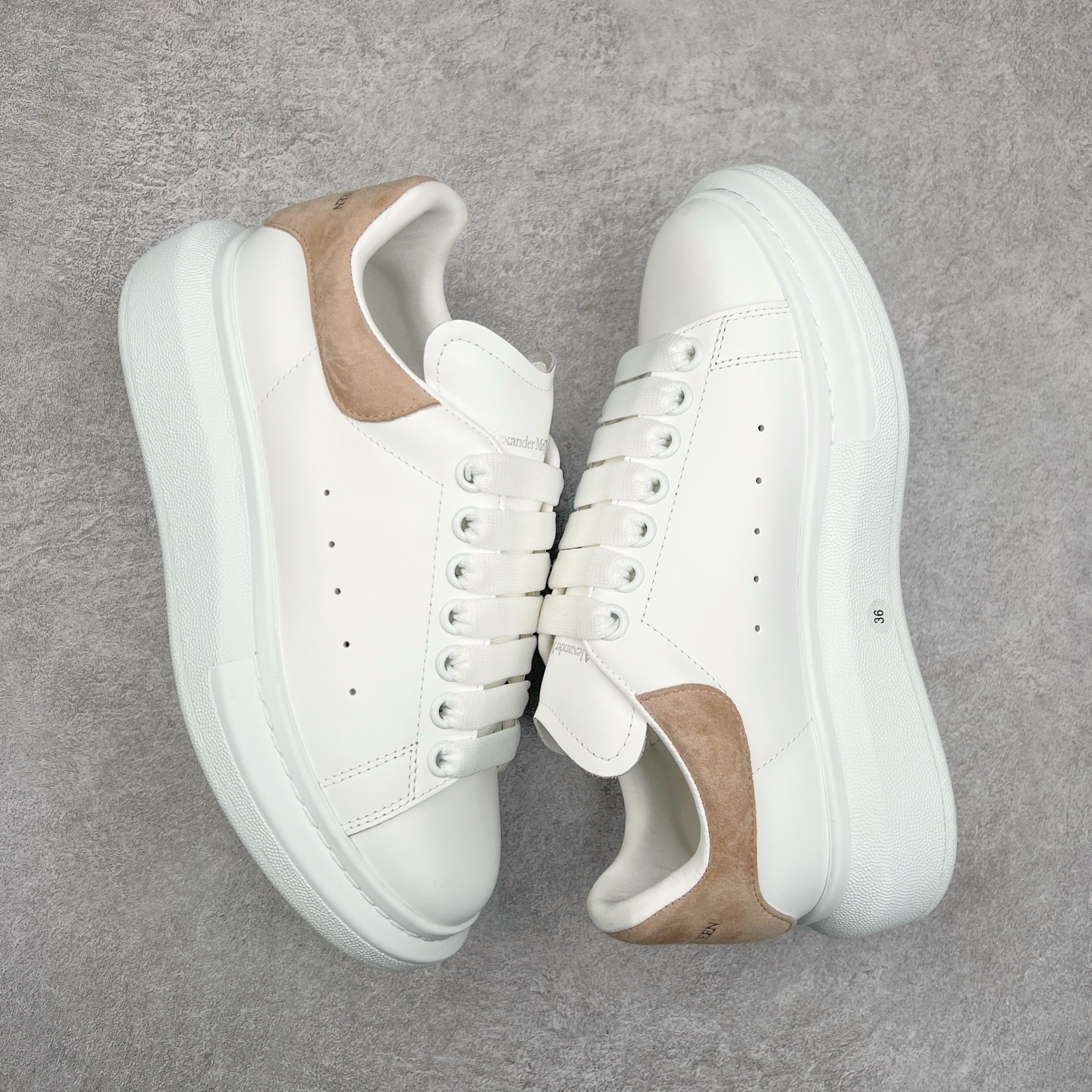 图片[3]-Alexander McQueen/亚历山大麦昆经典松糕鞋厚底增高小白鞋 增高效果7CM 最经典简约百搭的小白鞋没有之一 官方2023版最新细节 意大利进口原厂开边珠抗裂头层牛皮 表层面皮带凸起不规则小漆点 升级进口牛皮内里加PU鞋垫 区别市面旧版国产丝光绸鞋面加小羊皮内里 成本单价回弹度性耐磨性不在一个级别 E厂钢印烫金中底版细节 注意此代工厂出品没有带固特异钉子 最完美的增高百搭小白鞋 全套原版包装 配件齐全 官方一致 凹凸定制正品原盒包装 定制蓝色得物纸盒外包装加固 尺码：35 36 37 38 39 40 41 42 43 44 45-选品中心