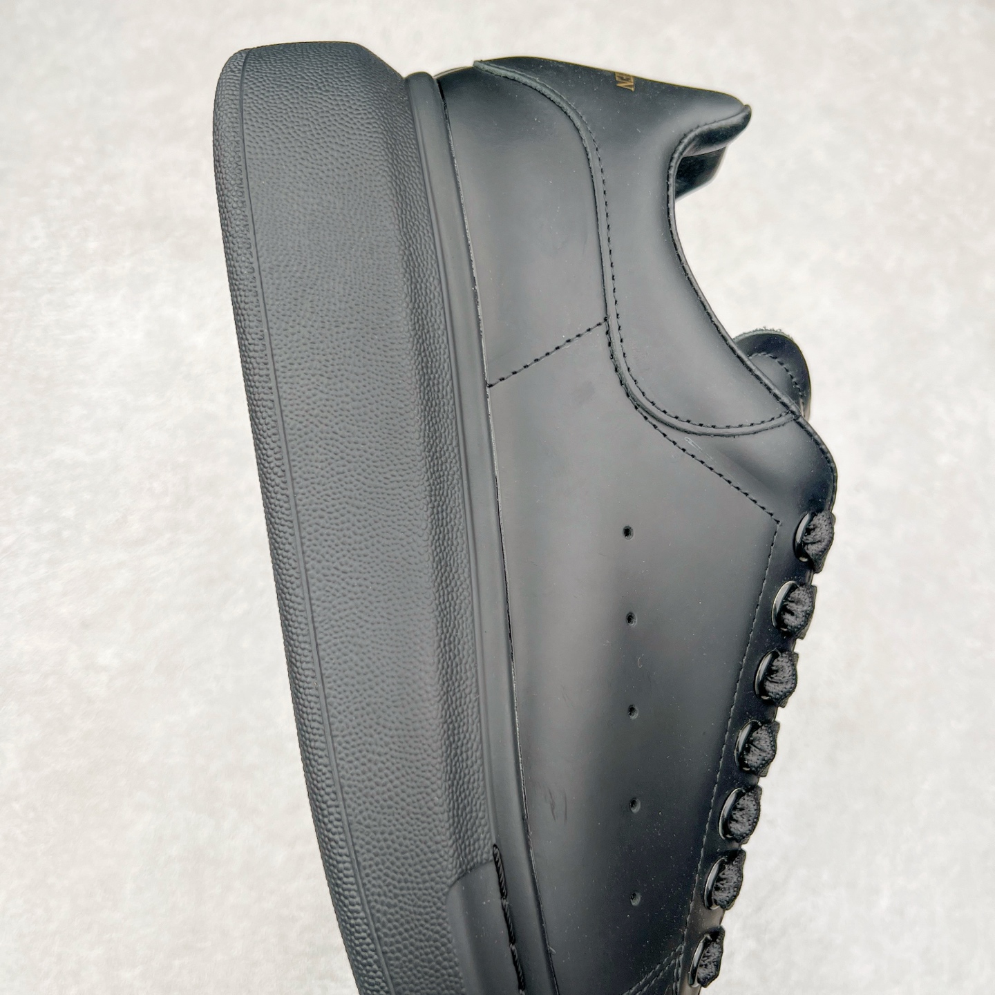 图片[6]-Alexander McQueen/亚历山大麦昆经典松糕鞋厚底增高小白鞋 增高效果7CM 最经典简约百搭的小白鞋没有之一 官方2023版最新细节 意大利进口原厂开边珠抗裂头层牛皮 表层面皮带凸起不规则小漆点 升级进口牛皮内里加PU鞋垫 区别市面旧版国产丝光绸鞋面加小羊皮内里 成本单价回弹度性耐磨性不在一个级别 E厂钢印烫金中底版细节 注意此代工厂出品没有带固特异钉子 最完美的增高百搭小白鞋 全套原版包装 配件齐全 官方一致 凹凸定制正品原盒包装 定制蓝色得物纸盒外包装加固 尺码：35 36 37 38 39 40 41 42 43 44 45-选品中心