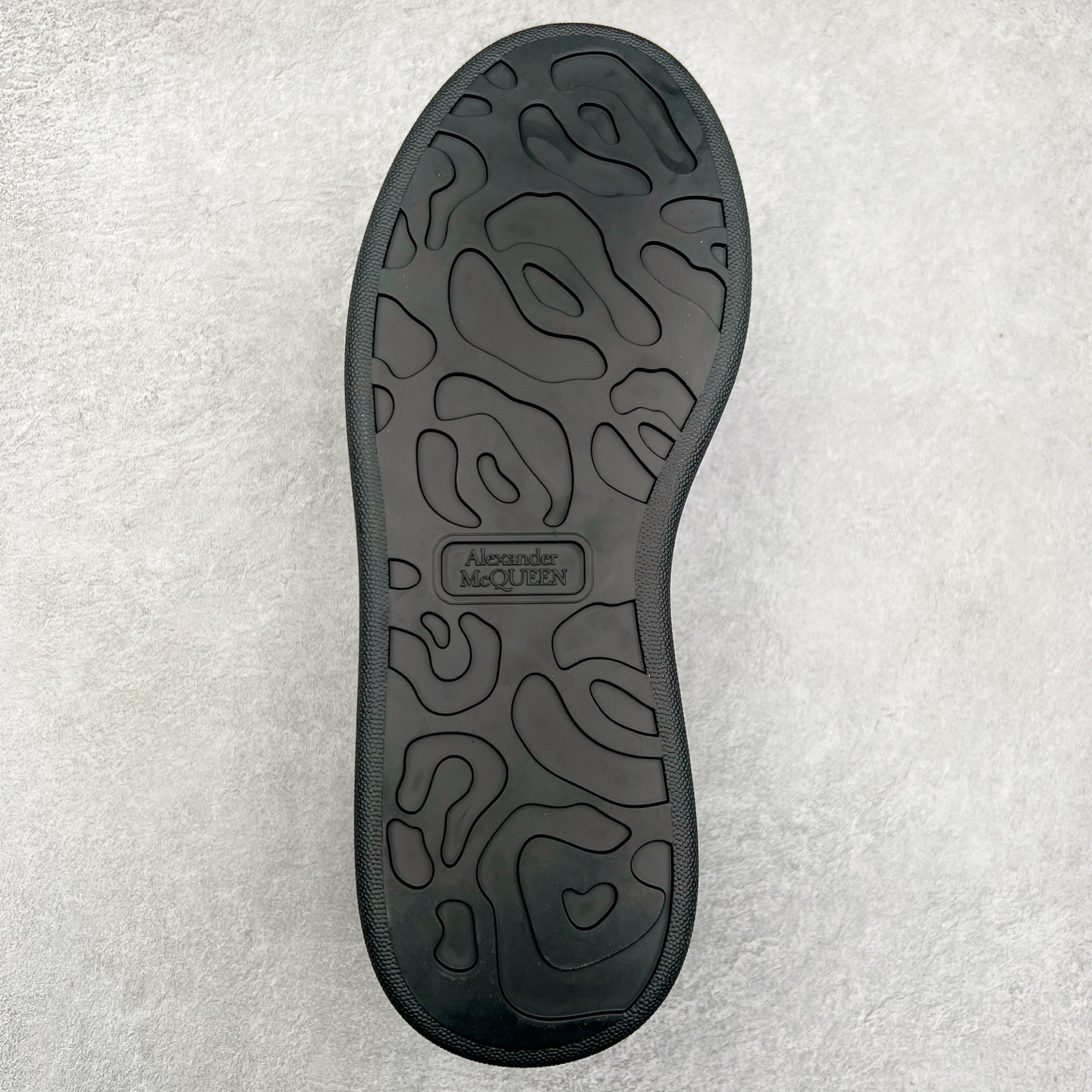 图片[9]-Alexander McQueen/亚历山大麦昆经典松糕鞋厚底增高小白鞋 增高效果7CM 最经典简约百搭的小白鞋没有之一 官方2023版最新细节 意大利进口原厂开边珠抗裂头层牛皮 表层面皮带凸起不规则小漆点 升级进口牛皮内里加PU鞋垫 区别市面旧版国产丝光绸鞋面加小羊皮内里 成本单价回弹度性耐磨性不在一个级别 E厂钢印烫金中底版细节 注意此代工厂出品没有带固特异钉子 最完美的增高百搭小白鞋 全套原版包装 配件齐全 官方一致 凹凸定制正品原盒包装 定制蓝色得物纸盒外包装加固 尺码：35 36 37 38 39 40 41 42 43 44 45-选品中心