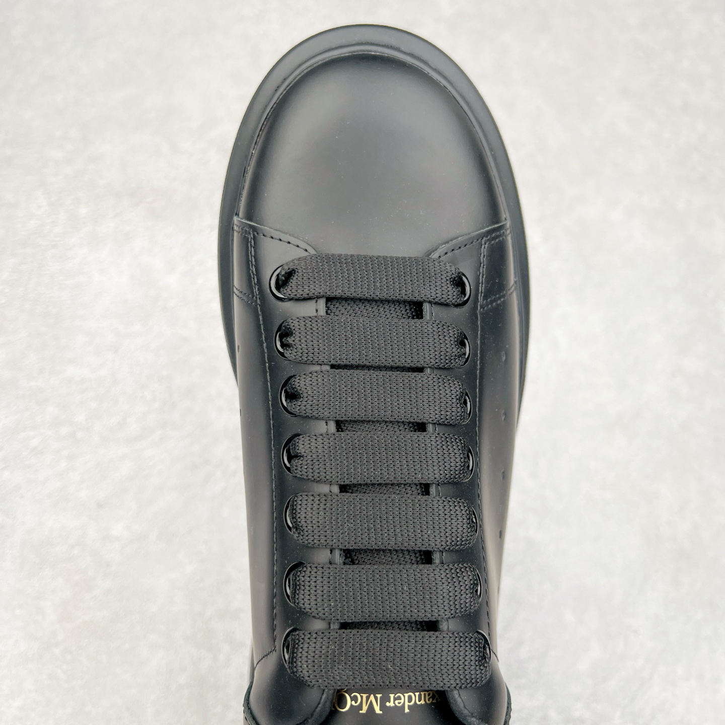 图片[4]-Alexander McQueen/亚历山大麦昆经典松糕鞋厚底增高小白鞋 增高效果7CM 最经典简约百搭的小白鞋没有之一 官方2023版最新细节 意大利进口原厂开边珠抗裂头层牛皮 表层面皮带凸起不规则小漆点 升级进口牛皮内里加PU鞋垫 区别市面旧版国产丝光绸鞋面加小羊皮内里 成本单价回弹度性耐磨性不在一个级别 E厂钢印烫金中底版细节 注意此代工厂出品没有带固特异钉子 最完美的增高百搭小白鞋 全套原版包装 配件齐全 官方一致 凹凸定制正品原盒包装 定制蓝色得物纸盒外包装加固 尺码：35 36 37 38 39 40 41 42 43 44 45-选品中心