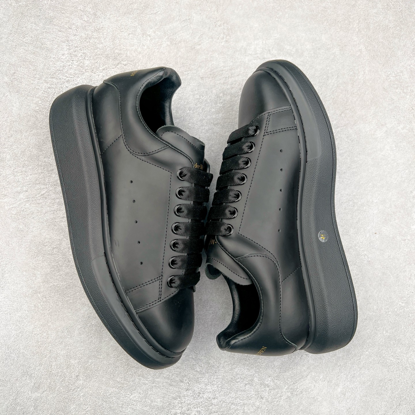 图片[3]-Alexander McQueen/亚历山大麦昆经典松糕鞋厚底增高小白鞋 增高效果7CM 最经典简约百搭的小白鞋没有之一 官方2023版最新细节 意大利进口原厂开边珠抗裂头层牛皮 表层面皮带凸起不规则小漆点 升级进口牛皮内里加PU鞋垫 区别市面旧版国产丝光绸鞋面加小羊皮内里 成本单价回弹度性耐磨性不在一个级别 E厂钢印烫金中底版细节 注意此代工厂出品没有带固特异钉子 最完美的增高百搭小白鞋 全套原版包装 配件齐全 官方一致 凹凸定制正品原盒包装 定制蓝色得物纸盒外包装加固 尺码：35 36 37 38 39 40 41 42 43 44 45-选品中心