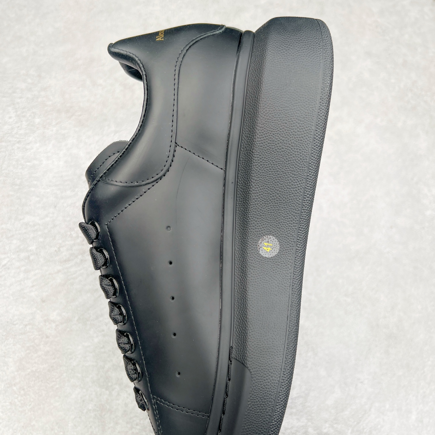 图片[7]-Alexander McQueen/亚历山大麦昆经典松糕鞋厚底增高小白鞋 增高效果7CM 最经典简约百搭的小白鞋没有之一 官方2023版最新细节 意大利进口原厂开边珠抗裂头层牛皮 表层面皮带凸起不规则小漆点 升级进口牛皮内里加PU鞋垫 区别市面旧版国产丝光绸鞋面加小羊皮内里 成本单价回弹度性耐磨性不在一个级别 E厂钢印烫金中底版细节 注意此代工厂出品没有带固特异钉子 最完美的增高百搭小白鞋 全套原版包装 配件齐全 官方一致 凹凸定制正品原盒包装 定制蓝色得物纸盒外包装加固 尺码：35 36 37 38 39 40 41 42 43 44 45-选品中心