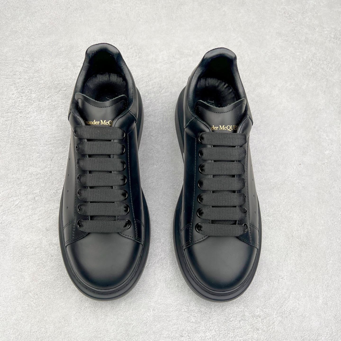 图片[2]-Alexander McQueen/亚历山大麦昆经典松糕鞋厚底增高小白鞋 增高效果7CM 最经典简约百搭的小白鞋没有之一 官方2023版最新细节 意大利进口原厂开边珠抗裂头层牛皮 表层面皮带凸起不规则小漆点 升级进口牛皮内里加PU鞋垫 区别市面旧版国产丝光绸鞋面加小羊皮内里 成本单价回弹度性耐磨性不在一个级别 E厂钢印烫金中底版细节 注意此代工厂出品没有带固特异钉子 最完美的增高百搭小白鞋 全套原版包装 配件齐全 官方一致 凹凸定制正品原盒包装 定制蓝色得物纸盒外包装加固 尺码：35 36 37 38 39 40 41 42 43 44 45-选品中心