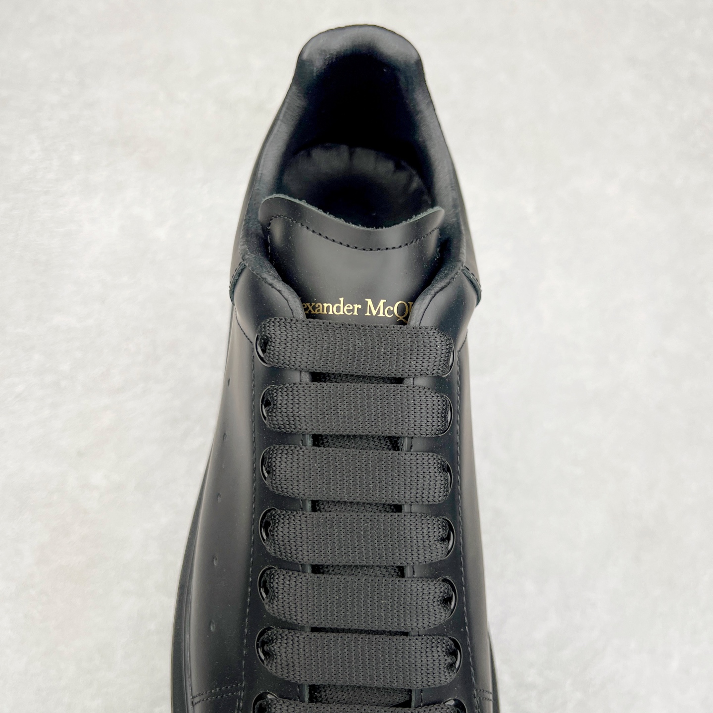 图片[5]-Alexander McQueen/亚历山大麦昆经典松糕鞋厚底增高小白鞋 增高效果7CM 最经典简约百搭的小白鞋没有之一 官方2023版最新细节 意大利进口原厂开边珠抗裂头层牛皮 表层面皮带凸起不规则小漆点 升级进口牛皮内里加PU鞋垫 区别市面旧版国产丝光绸鞋面加小羊皮内里 成本单价回弹度性耐磨性不在一个级别 E厂钢印烫金中底版细节 注意此代工厂出品没有带固特异钉子 最完美的增高百搭小白鞋 全套原版包装 配件齐全 官方一致 凹凸定制正品原盒包装 定制蓝色得物纸盒外包装加固 尺码：35 36 37 38 39 40 41 42 43 44 45-选品中心