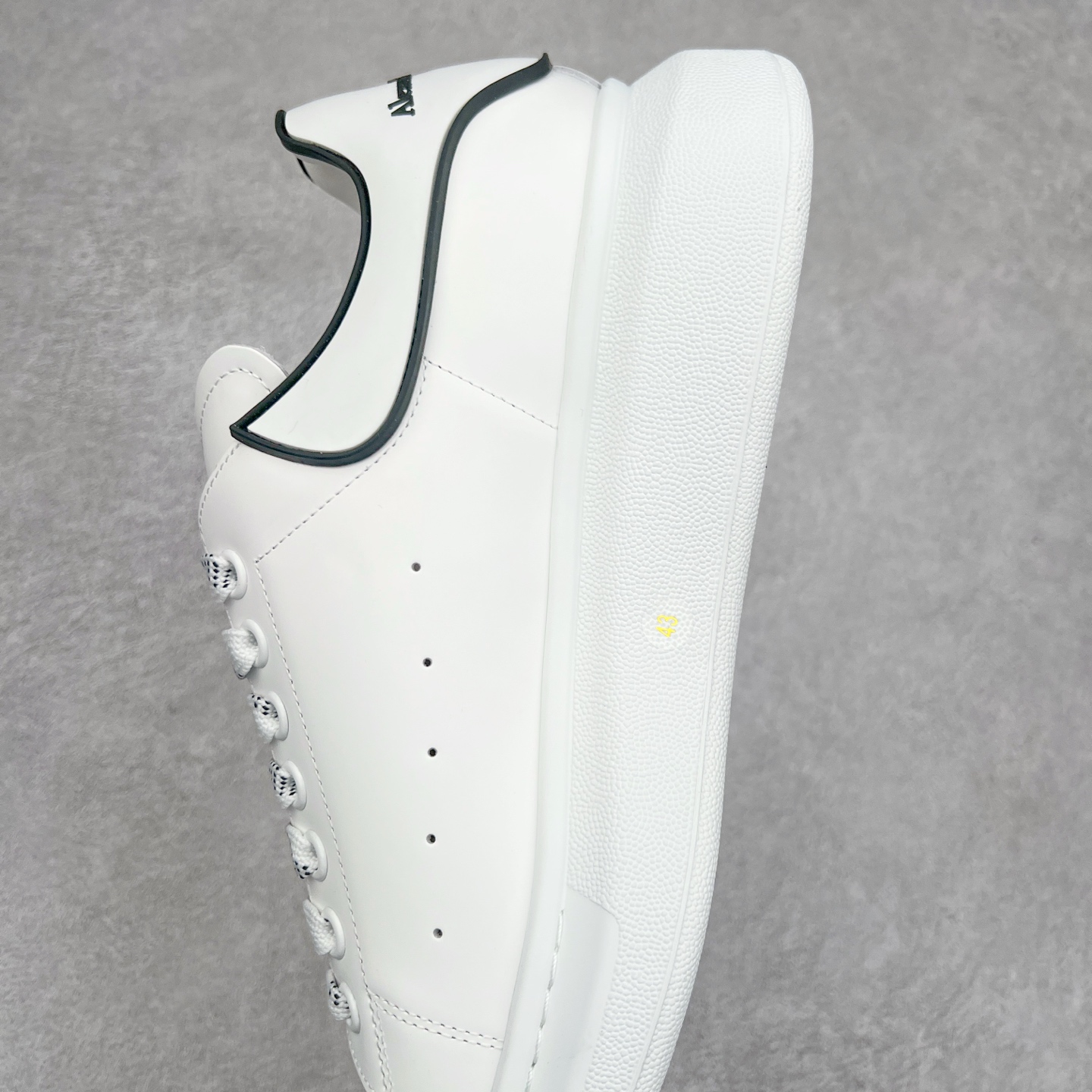 图片[7]-Alexander McQueen/亚历山大麦昆经典松糕鞋厚底增高小白鞋 增高效果7CM 最经典简约百搭的小白鞋没有之一 官方2023版最新细节 意大利进口原厂开边珠抗裂头层牛皮 表层面皮带凸起不规则小漆点 升级进口牛皮内里加PU鞋垫 区别市面旧版国产丝光绸鞋面加小羊皮内里 成本单价回弹度性耐磨性不在一个级别 E厂钢印烫金中底版细节 注意此代工厂出品没有带固特异钉子 最完美的增高百搭小白鞋 全套原版包装 配件齐全 官方一致 凹凸定制正品原盒包装 定制蓝色得物纸盒外包装加固 尺码：35 36 37 38 39 40 41 42 43 44 45-选品中心