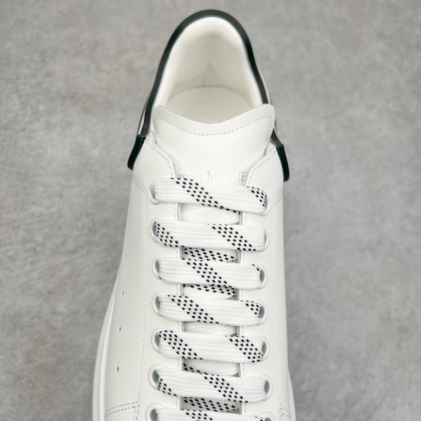 图片[5]-Alexander McQueen/亚历山大麦昆经典松糕鞋厚底增高小白鞋 增高效果7CM 最经典简约百搭的小白鞋没有之一 官方2023版最新细节 意大利进口原厂开边珠抗裂头层牛皮 表层面皮带凸起不规则小漆点 升级进口牛皮内里加PU鞋垫 区别市面旧版国产丝光绸鞋面加小羊皮内里 成本单价回弹度性耐磨性不在一个级别 E厂钢印烫金中底版细节 注意此代工厂出品没有带固特异钉子 最完美的增高百搭小白鞋 全套原版包装 配件齐全 官方一致 凹凸定制正品原盒包装 定制蓝色得物纸盒外包装加固 尺码：35 36 37 38 39 40 41 42 43 44 45-选品中心