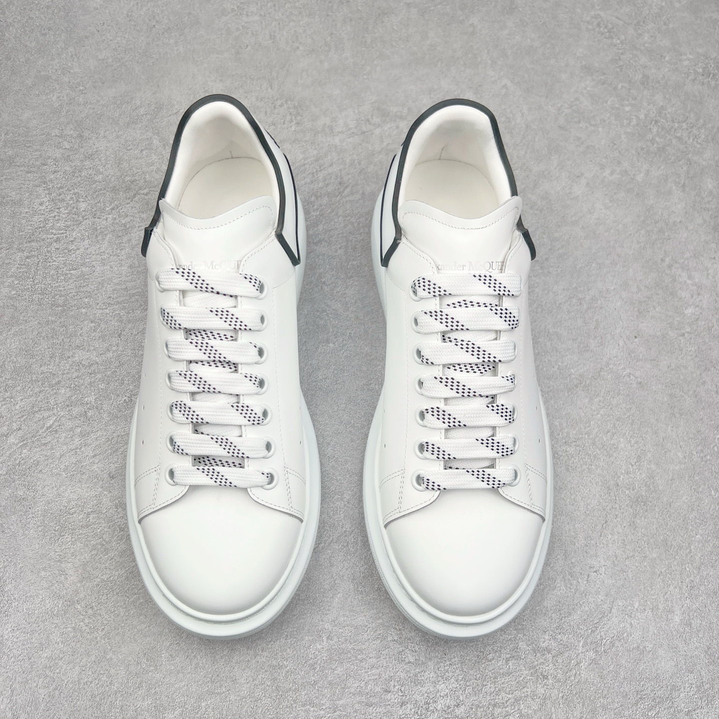 图片[2]-Alexander McQueen/亚历山大麦昆经典松糕鞋厚底增高小白鞋 增高效果7CM 最经典简约百搭的小白鞋没有之一 官方2023版最新细节 意大利进口原厂开边珠抗裂头层牛皮 表层面皮带凸起不规则小漆点 升级进口牛皮内里加PU鞋垫 区别市面旧版国产丝光绸鞋面加小羊皮内里 成本单价回弹度性耐磨性不在一个级别 E厂钢印烫金中底版细节 注意此代工厂出品没有带固特异钉子 最完美的增高百搭小白鞋 全套原版包装 配件齐全 官方一致 凹凸定制正品原盒包装 定制蓝色得物纸盒外包装加固 尺码：35 36 37 38 39 40 41 42 43 44 45-选品中心