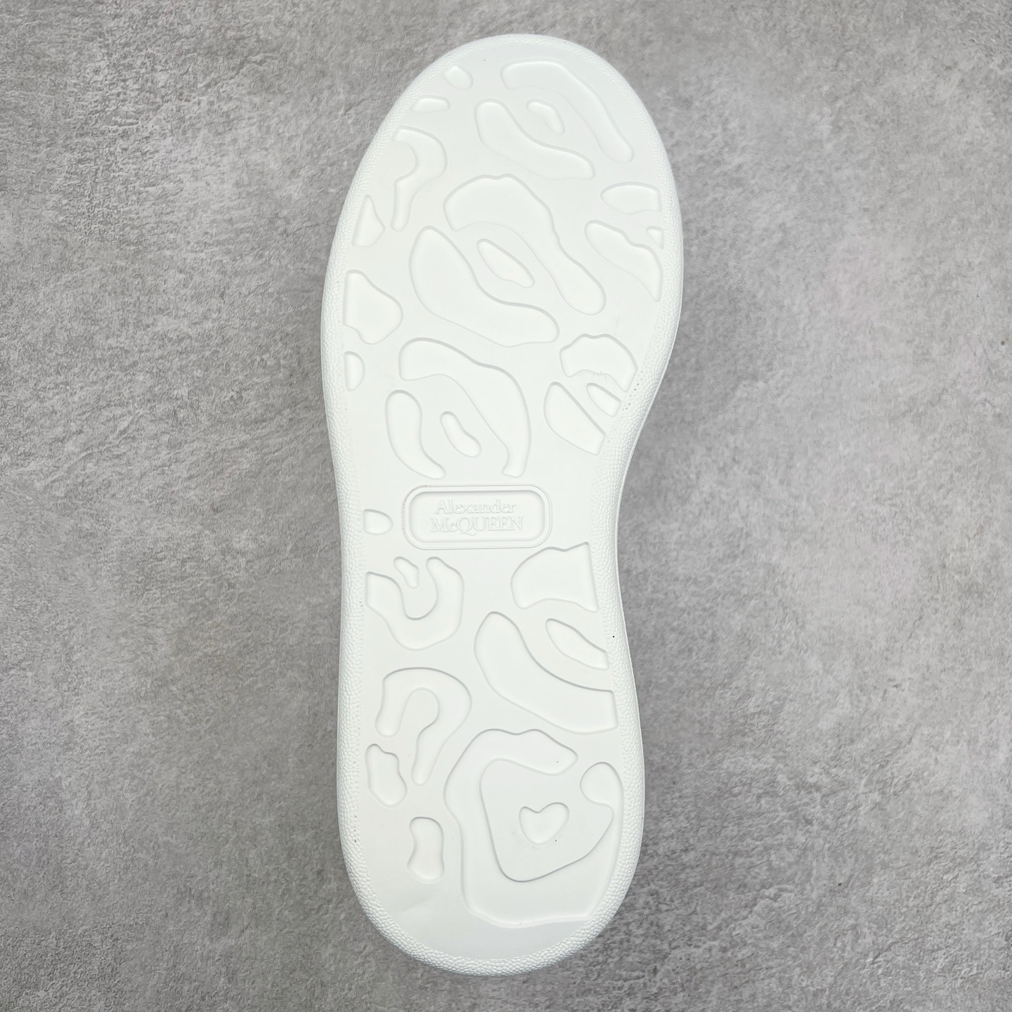 图片[9]-Alexander McQueen/亚历山大麦昆经典松糕鞋厚底增高小白鞋 增高效果7CM 最经典简约百搭的小白鞋没有之一 官方2023版最新细节 意大利进口原厂开边珠抗裂头层牛皮 表层面皮带凸起不规则小漆点 升级进口牛皮内里加PU鞋垫 区别市面旧版国产丝光绸鞋面加小羊皮内里 成本单价回弹度性耐磨性不在一个级别 E厂钢印烫金中底版细节 注意此代工厂出品没有带固特异钉子 最完美的增高百搭小白鞋 全套原版包装 配件齐全 官方一致 凹凸定制正品原盒包装 定制蓝色得物纸盒外包装加固 尺码：35 36 37 38 39 40 41 42 43 44 45-选品中心