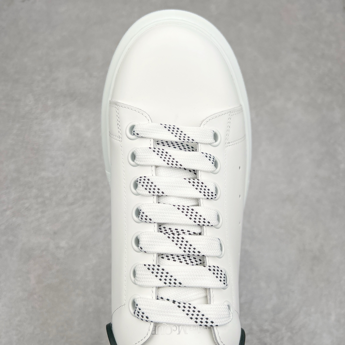 图片[4]-Alexander McQueen/亚历山大麦昆经典松糕鞋厚底增高小白鞋 增高效果7CM 最经典简约百搭的小白鞋没有之一 官方2023版最新细节 意大利进口原厂开边珠抗裂头层牛皮 表层面皮带凸起不规则小漆点 升级进口牛皮内里加PU鞋垫 区别市面旧版国产丝光绸鞋面加小羊皮内里 成本单价回弹度性耐磨性不在一个级别 E厂钢印烫金中底版细节 注意此代工厂出品没有带固特异钉子 最完美的增高百搭小白鞋 全套原版包装 配件齐全 官方一致 凹凸定制正品原盒包装 定制蓝色得物纸盒外包装加固 尺码：35 36 37 38 39 40 41 42 43 44 45-选品中心